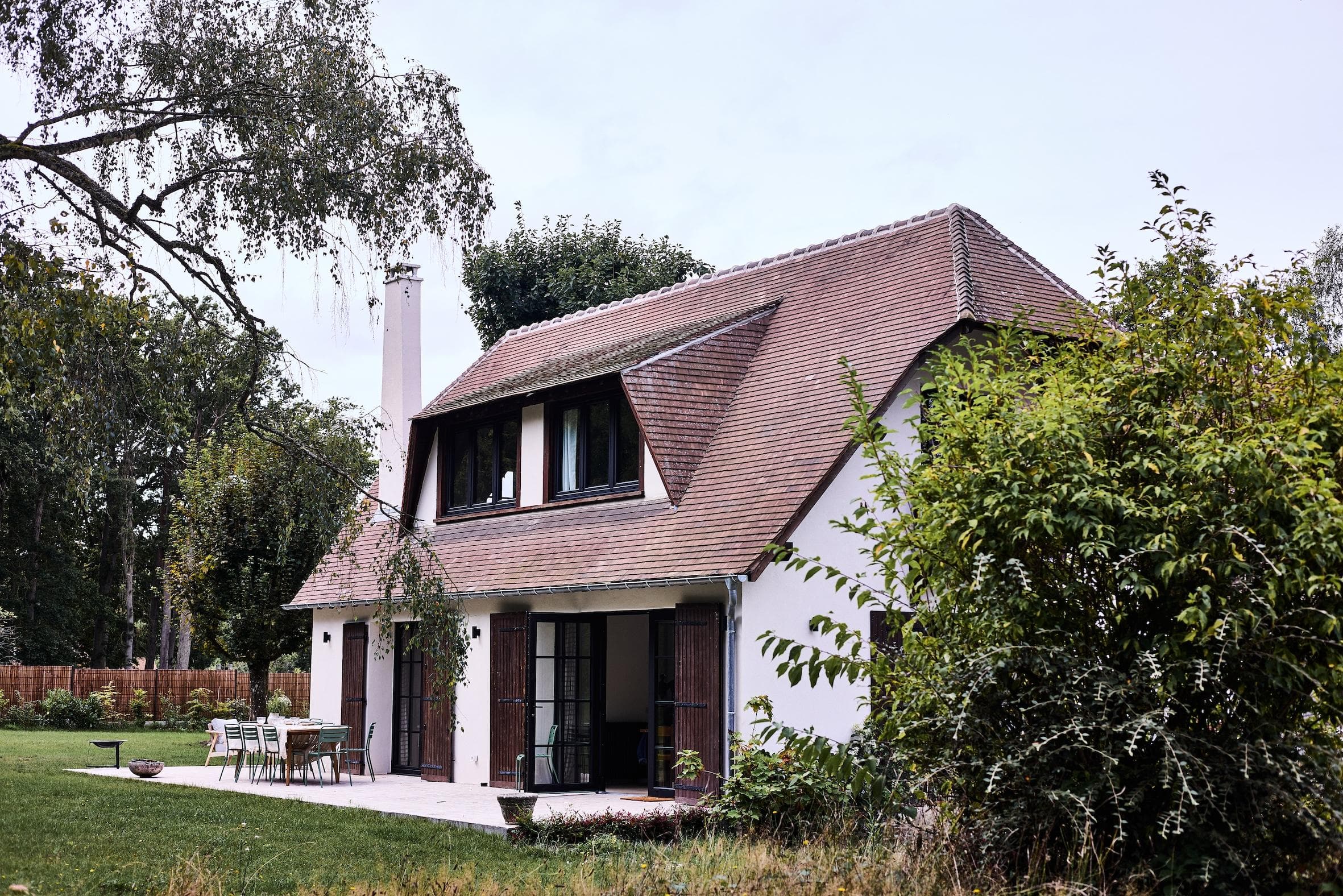 Maison AJAE : a façade that captivates at first glance.