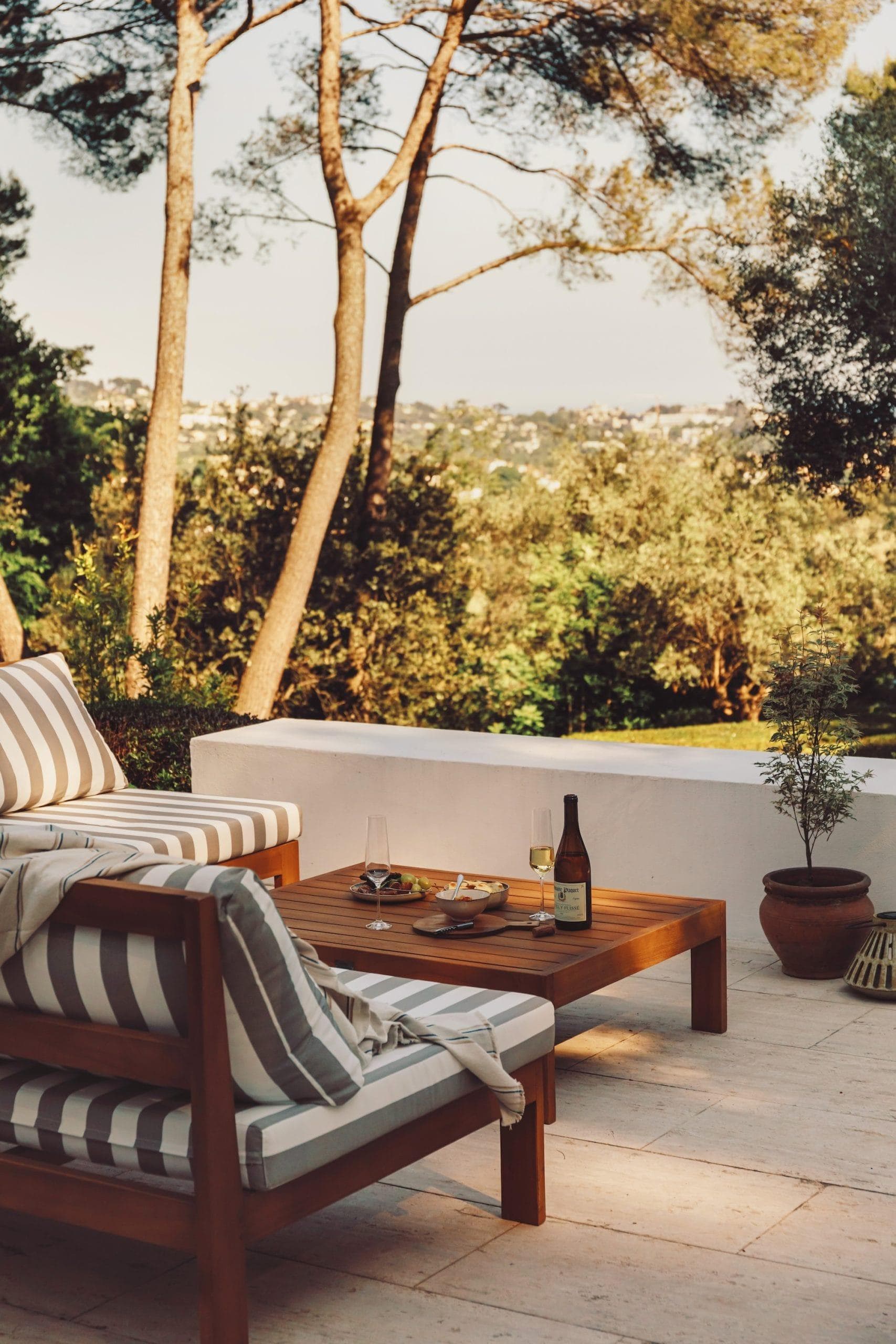 Soleil, lavande et vue infinie sur la Provence. © Alex-Reyto