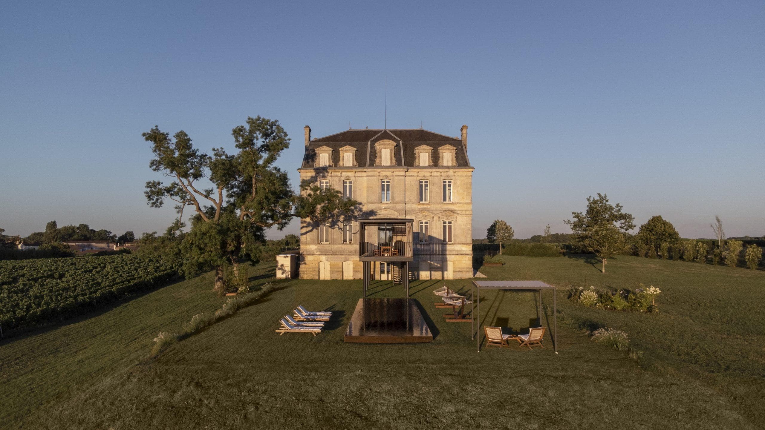 Au milieu des vignes, le Château Leboscq.