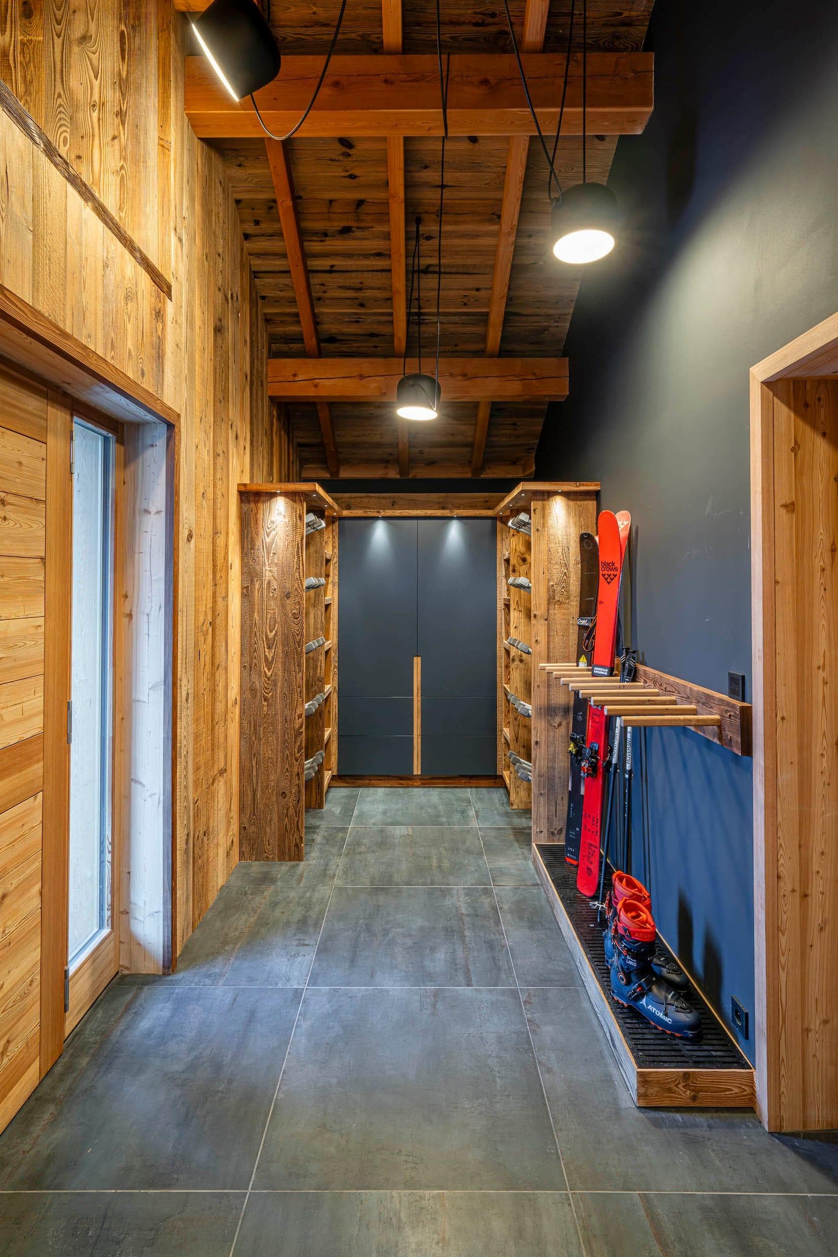 En rentrant des pistes, direction le ski room. © Alpes Photographies