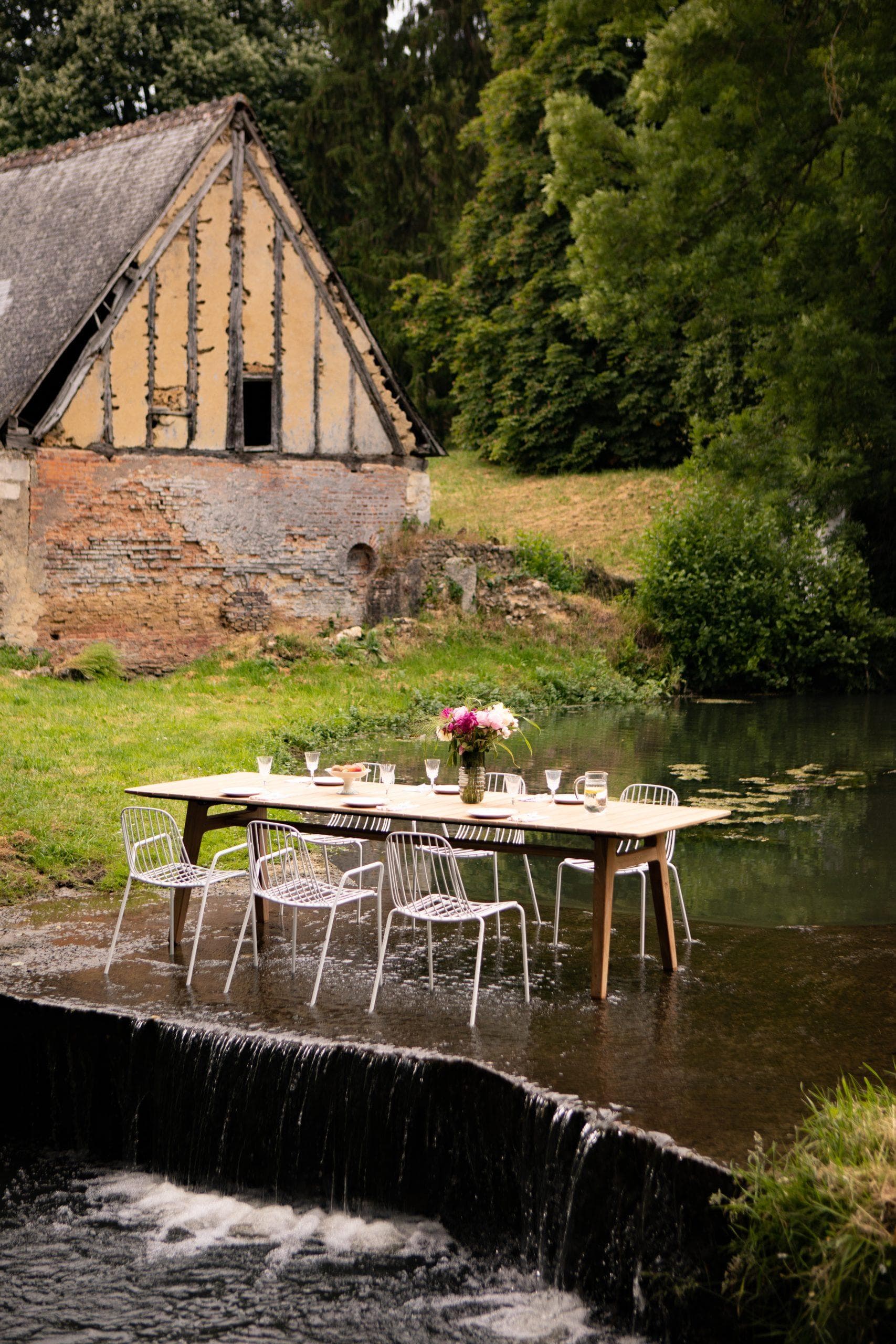 table pour déjeuner au bord de la rivière