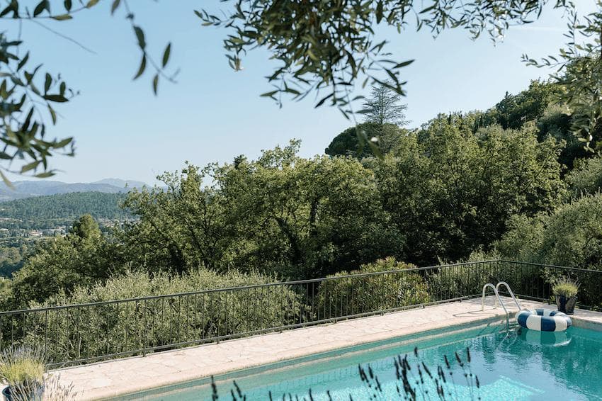 La piscine de Villa Pipa Polaris, nichée entre oliviers et lavandes.