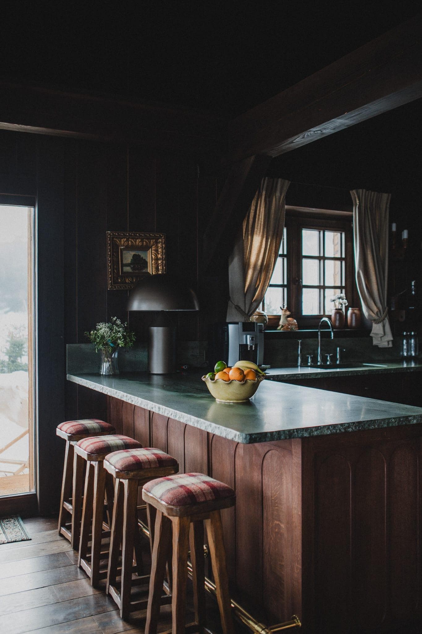 The retro kitchen of the Domino Quatre chalet © Agathe Boudin