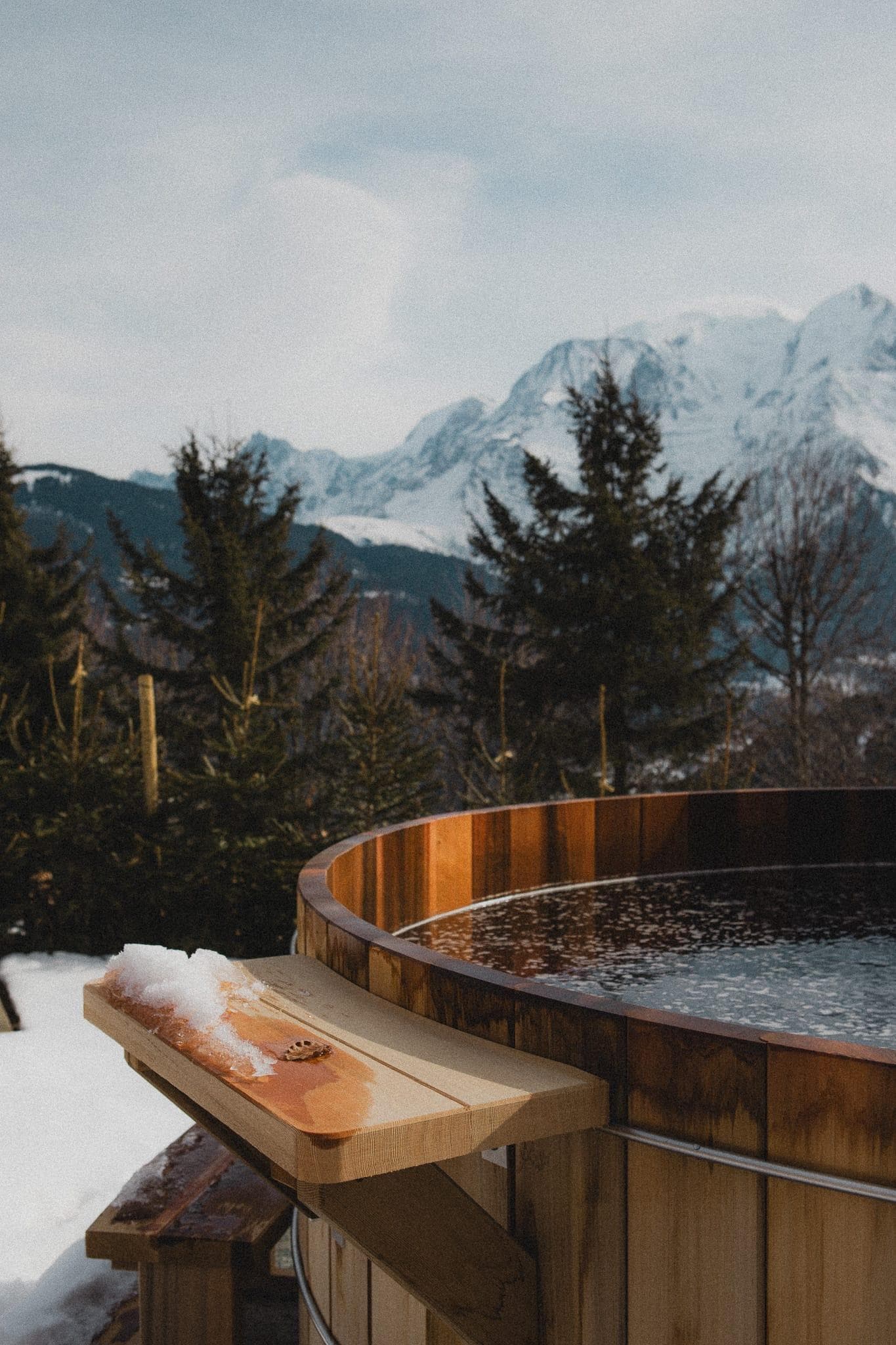 The hot tub with its panoramic view of the peaks at Domino Quatre. © Agathe Boudin
