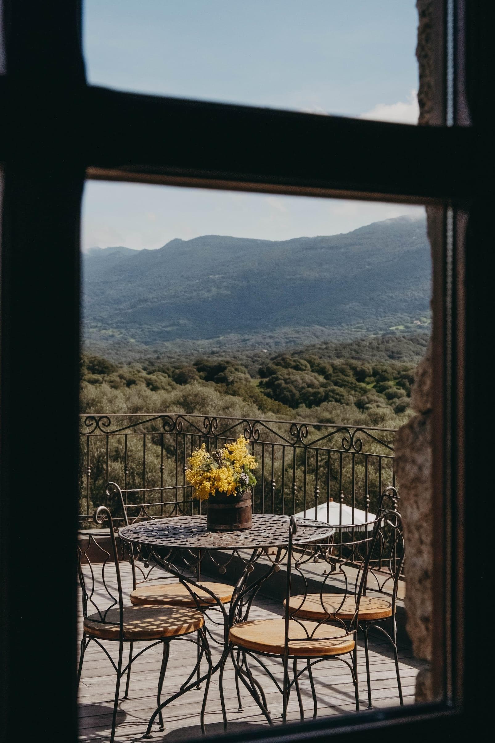 Pause déjeuner suspendue au-dessus du maquis corse, entre lumière et panorama sauvage.