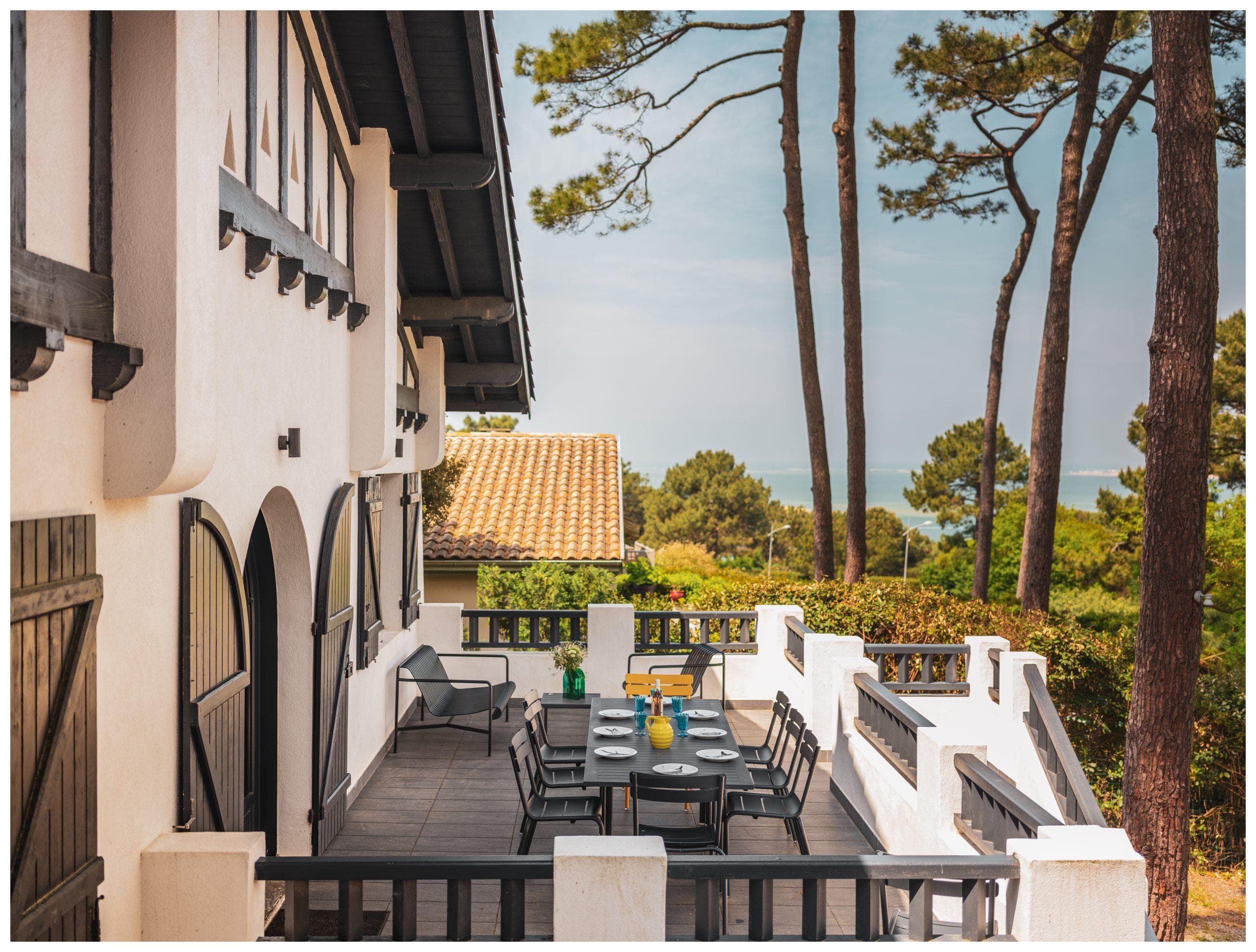 La vue sur le bassin, entre les arbres.