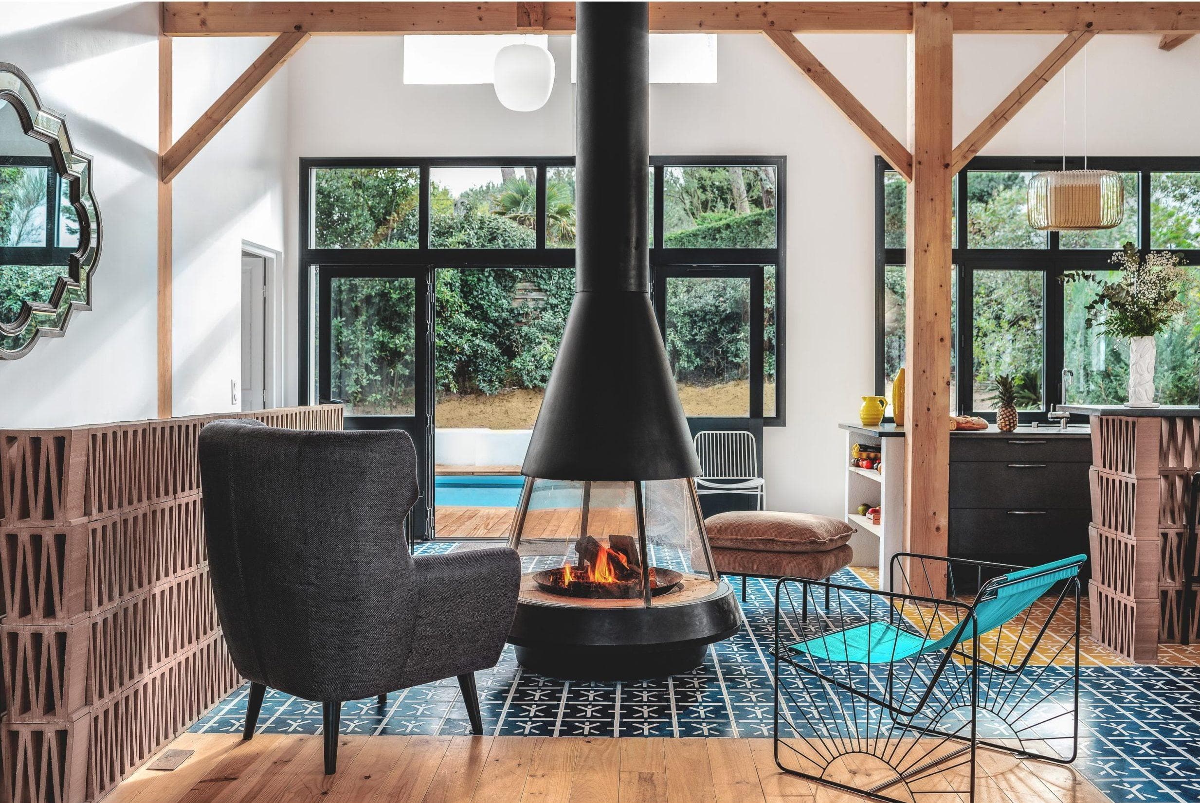 Briques, carreaux de ciment, poêle : un décor signature.