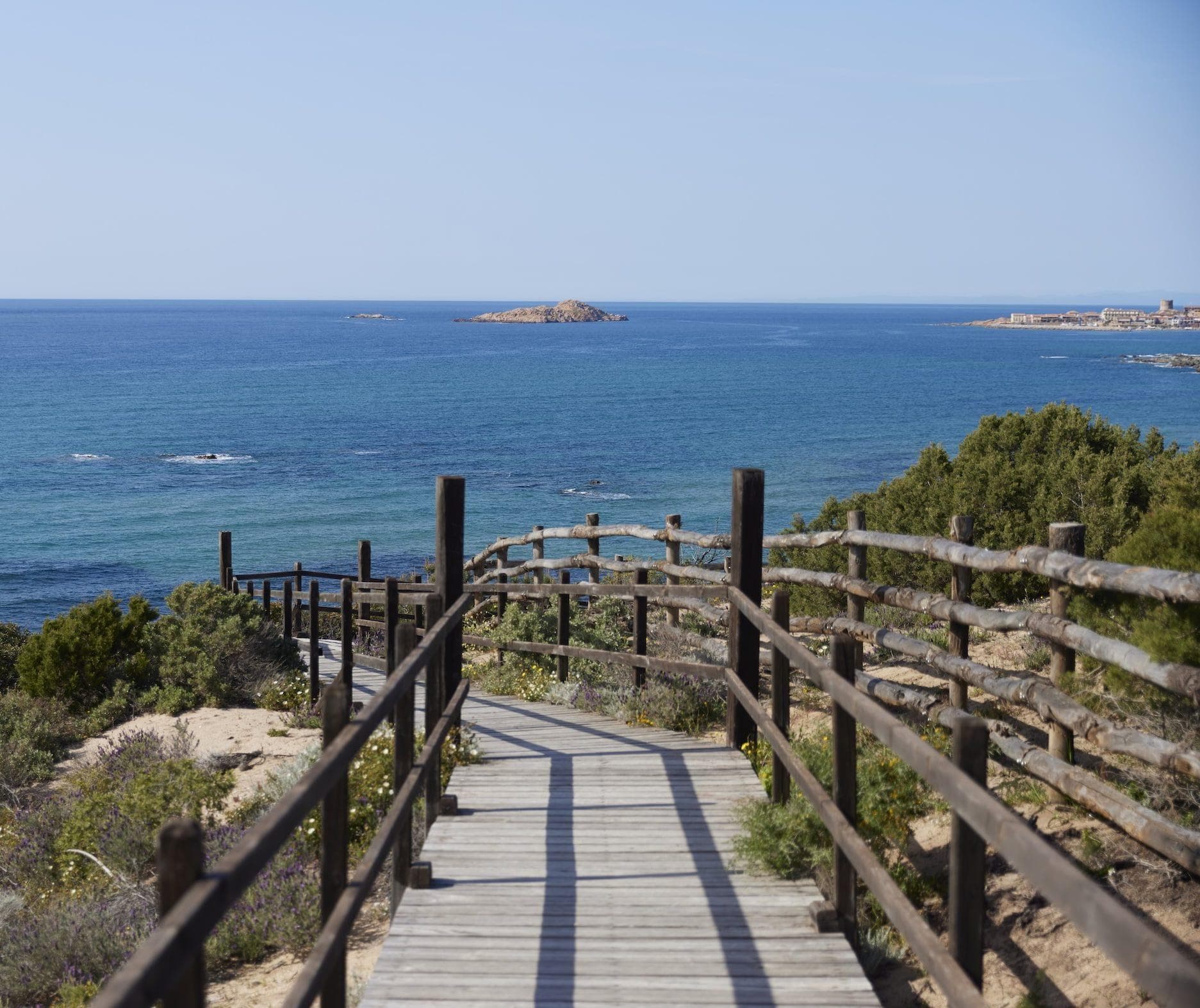 Au bout du ponton, la Méditerranée.