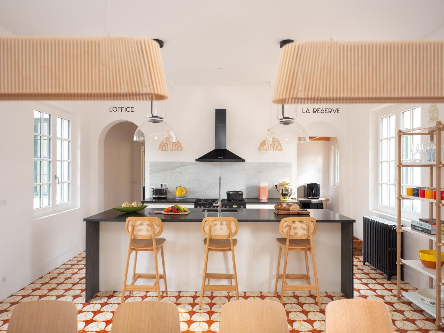 grande cuisine ouverte et bars central