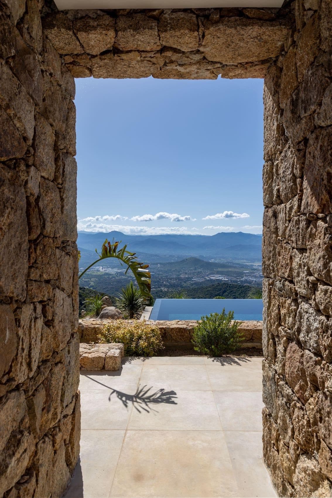 Villa Aculaghja, Alata : la beauté du maquis corse, capturée dans le reflet d’une piscine miroir. © Sylvain-Alessandri