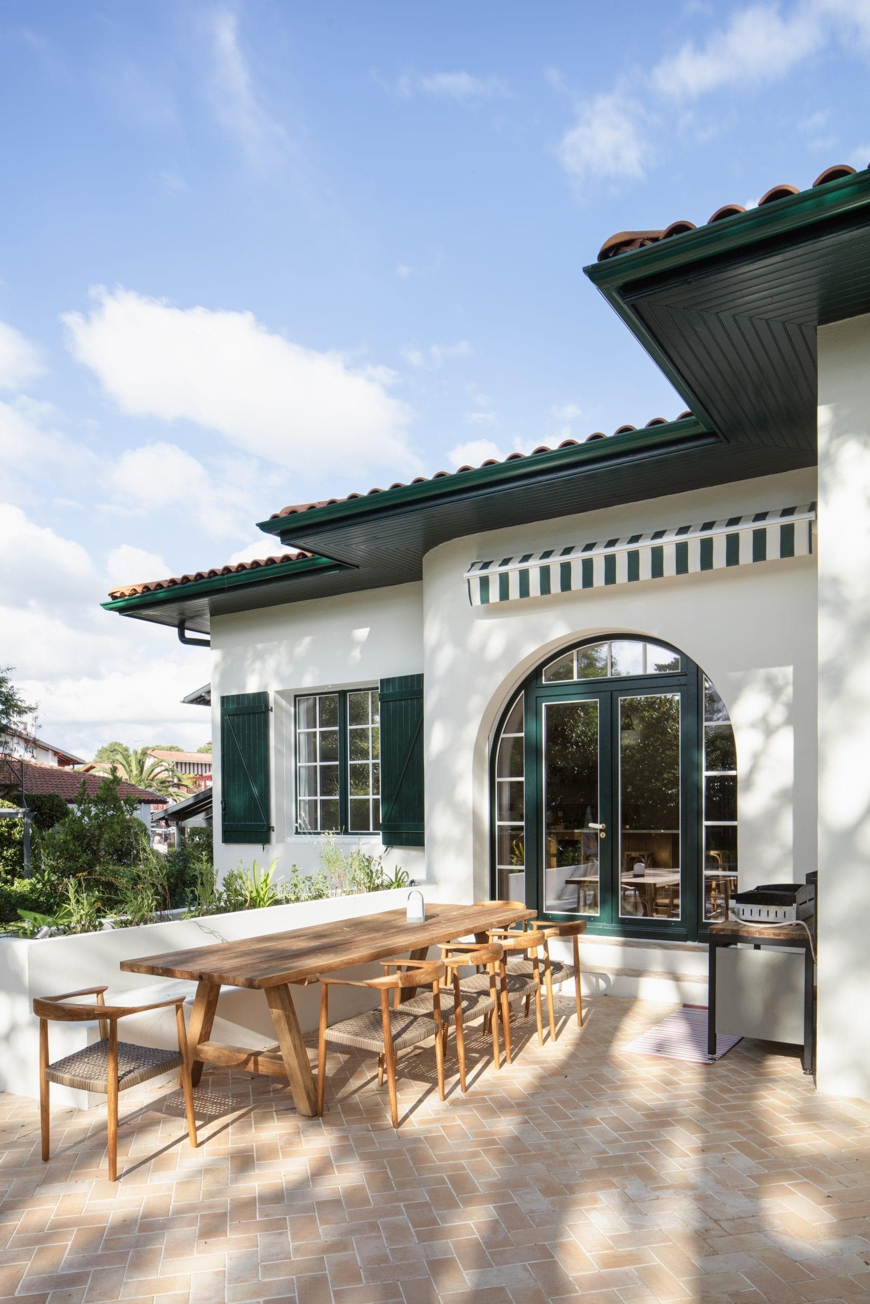 La terrasse mi-ombragée, mi-ensoleillée de Villa Aoube Claré.