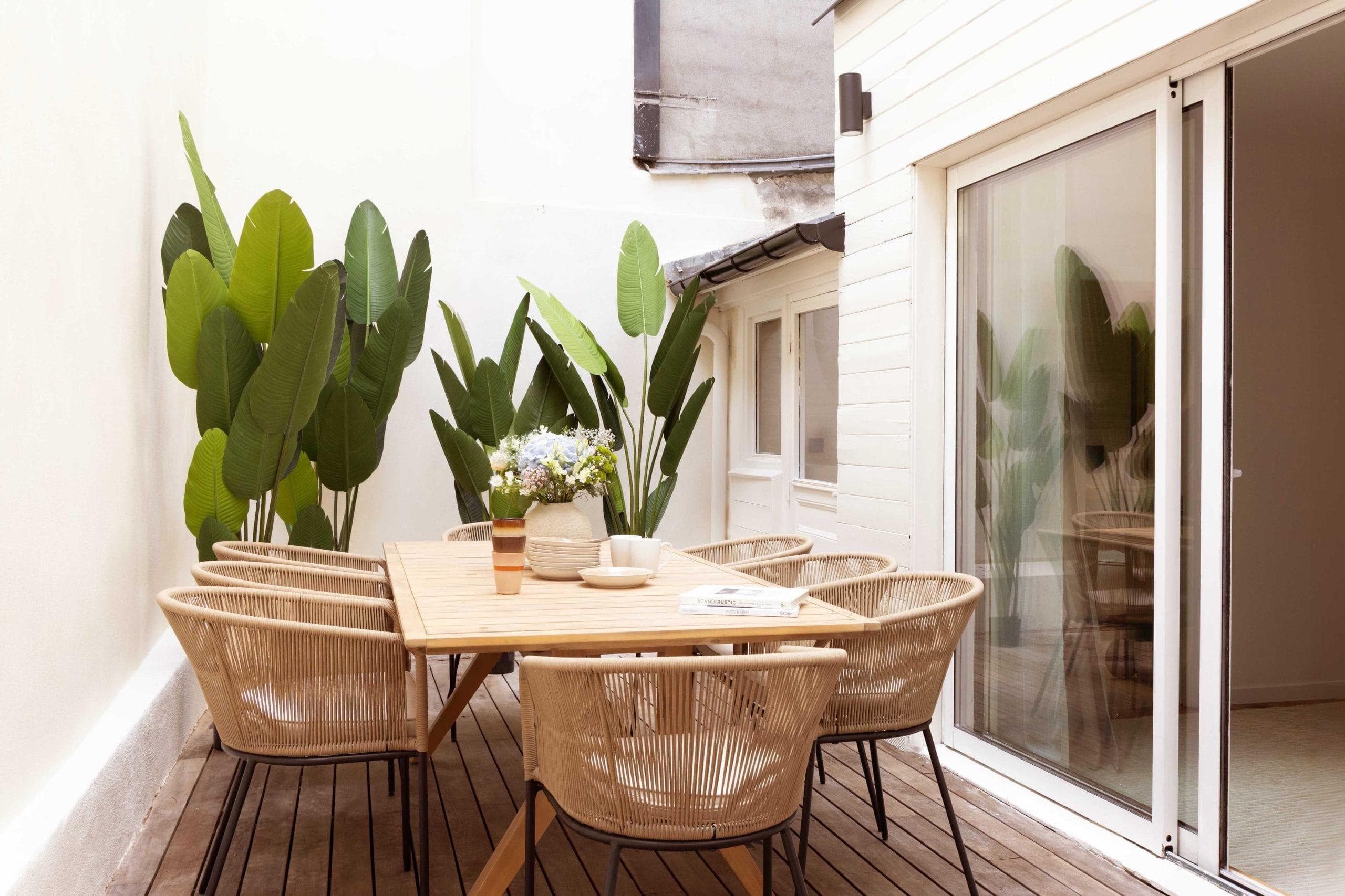 Après avoir fait le plein de victuailles, on les déguste sur la terrasse de Maison Legendre.