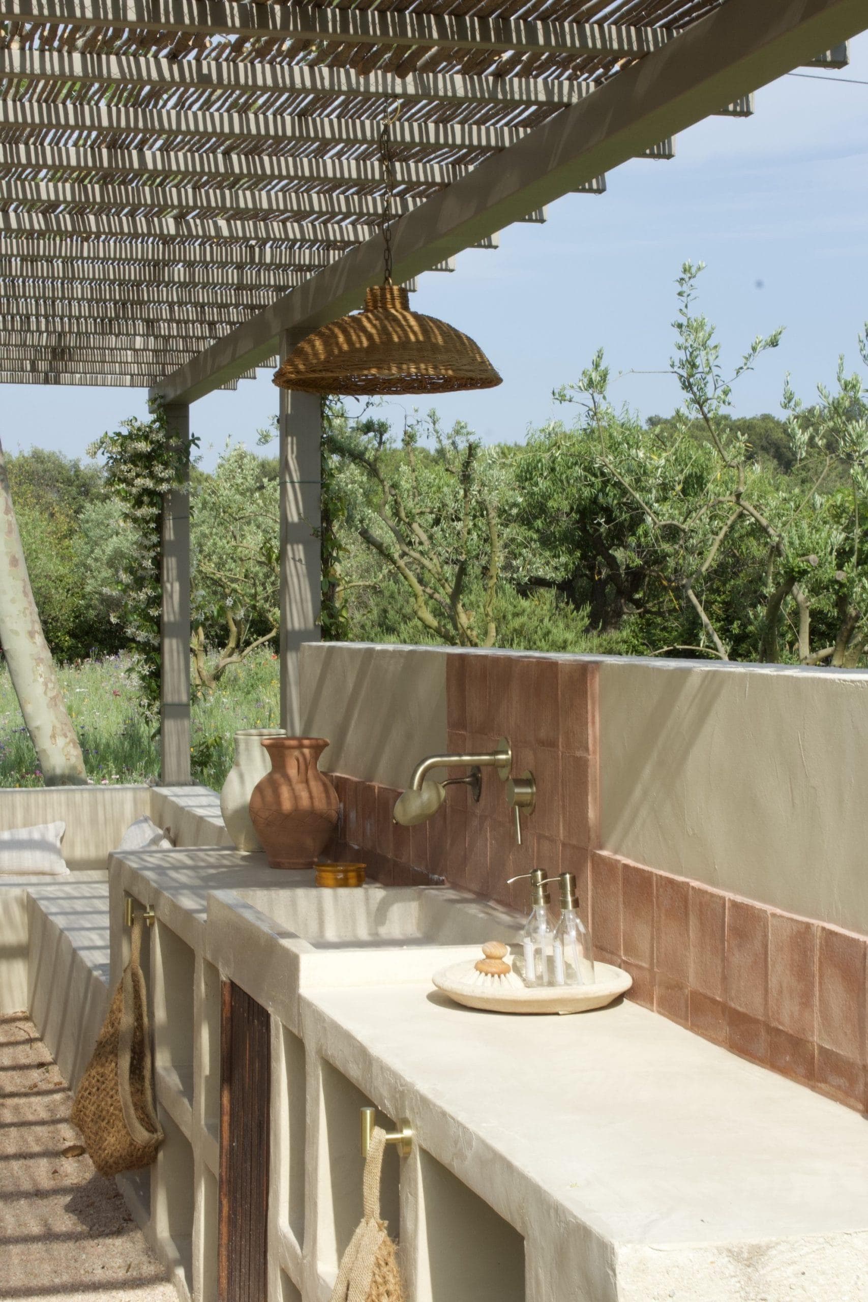 La jolie cuisine d'été du mas.