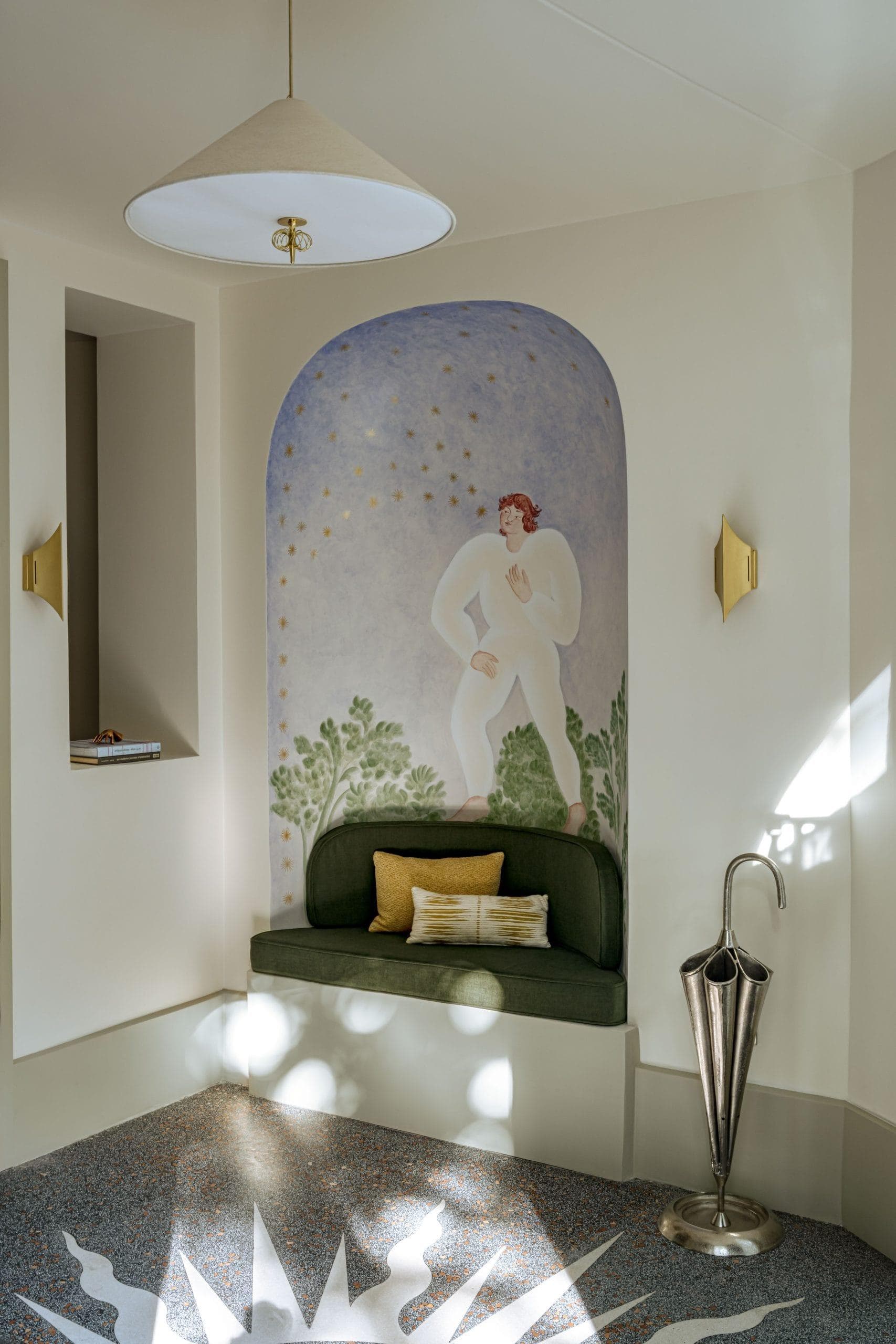 Right from the entrance, you’ll discover a decorative painting by Galatée Martin. © Mr. Tripper