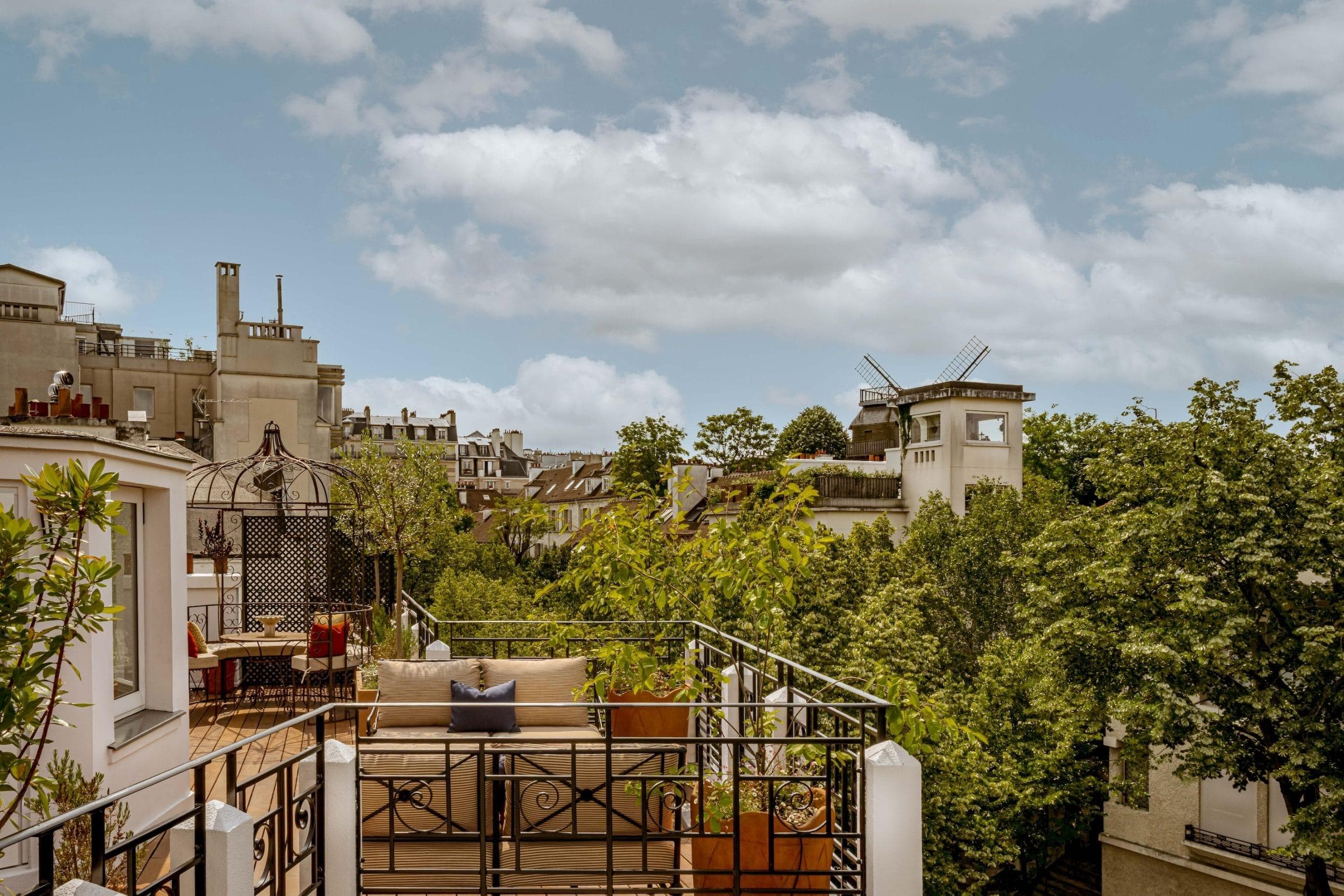 Depuis le rooftop de Villa Junot, on admire le Moulin de la Galette. © Mr. Tripper