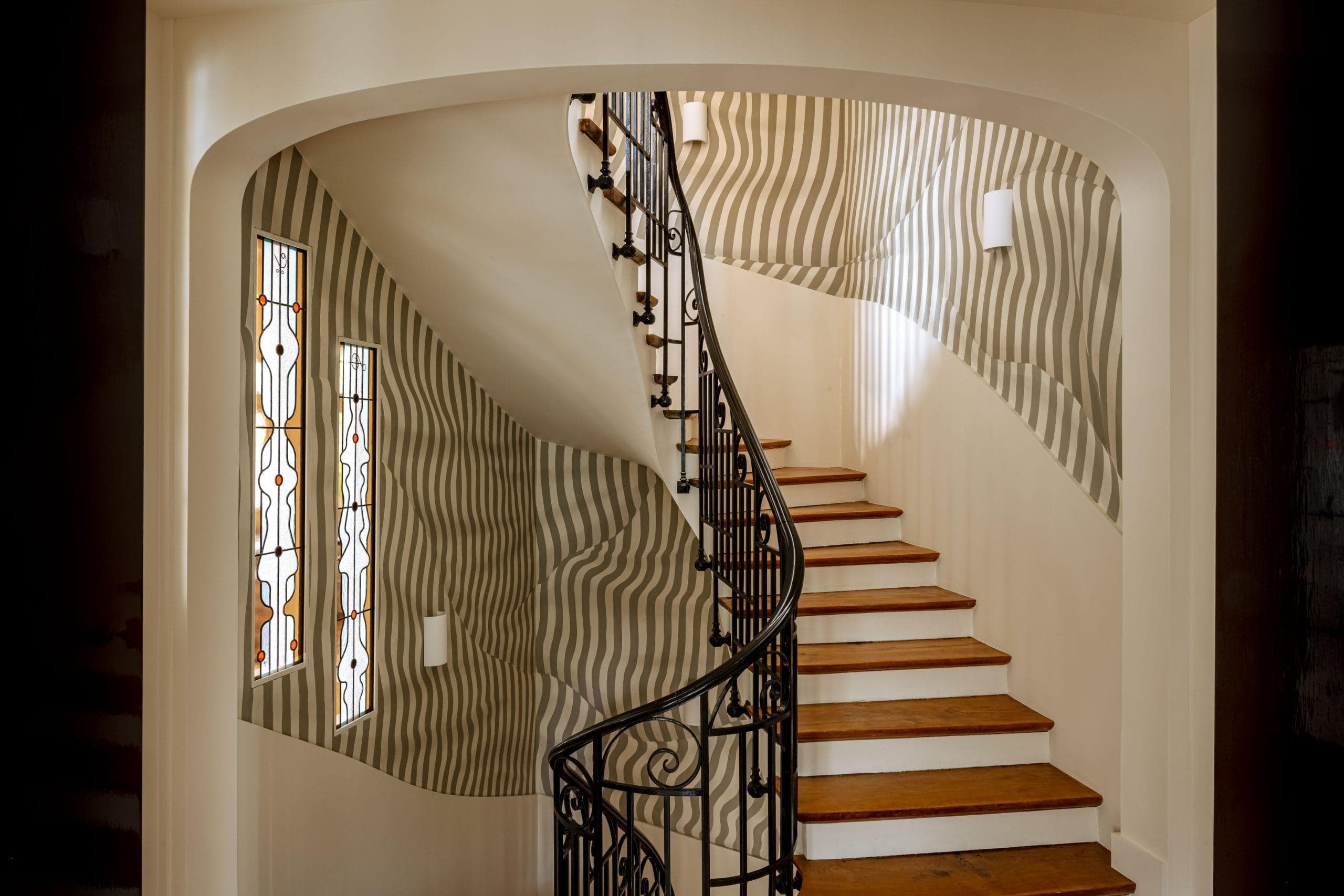 The trompe-l'œil stairwell painted by artist Mauro Ferreira. © Mr. Tripper