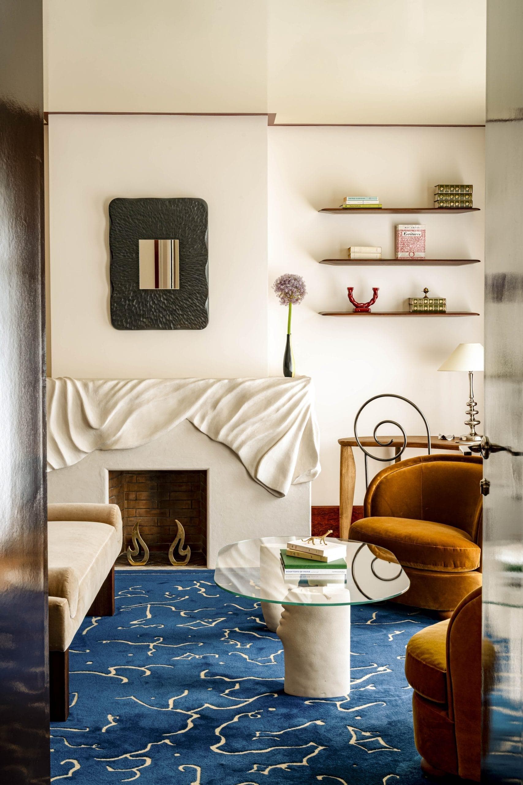 The plaster fireplace created by Southway Studio. © Mr. Tripper