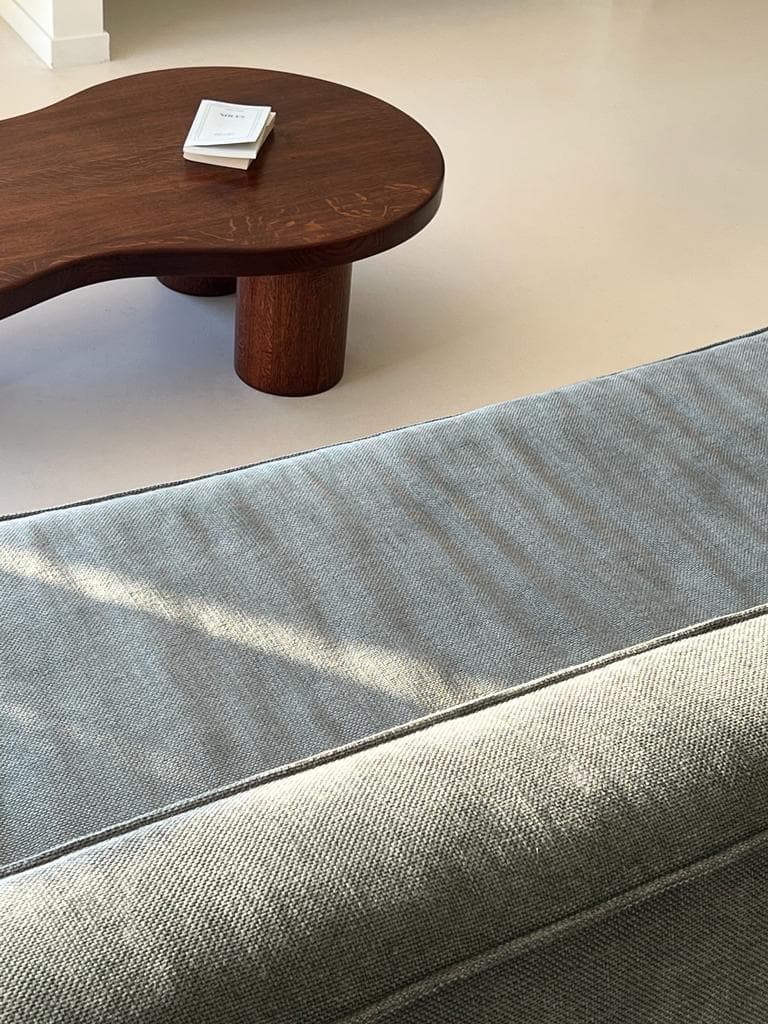 Des meubles minimalistes triés sur le volet habillent sobrement la maison