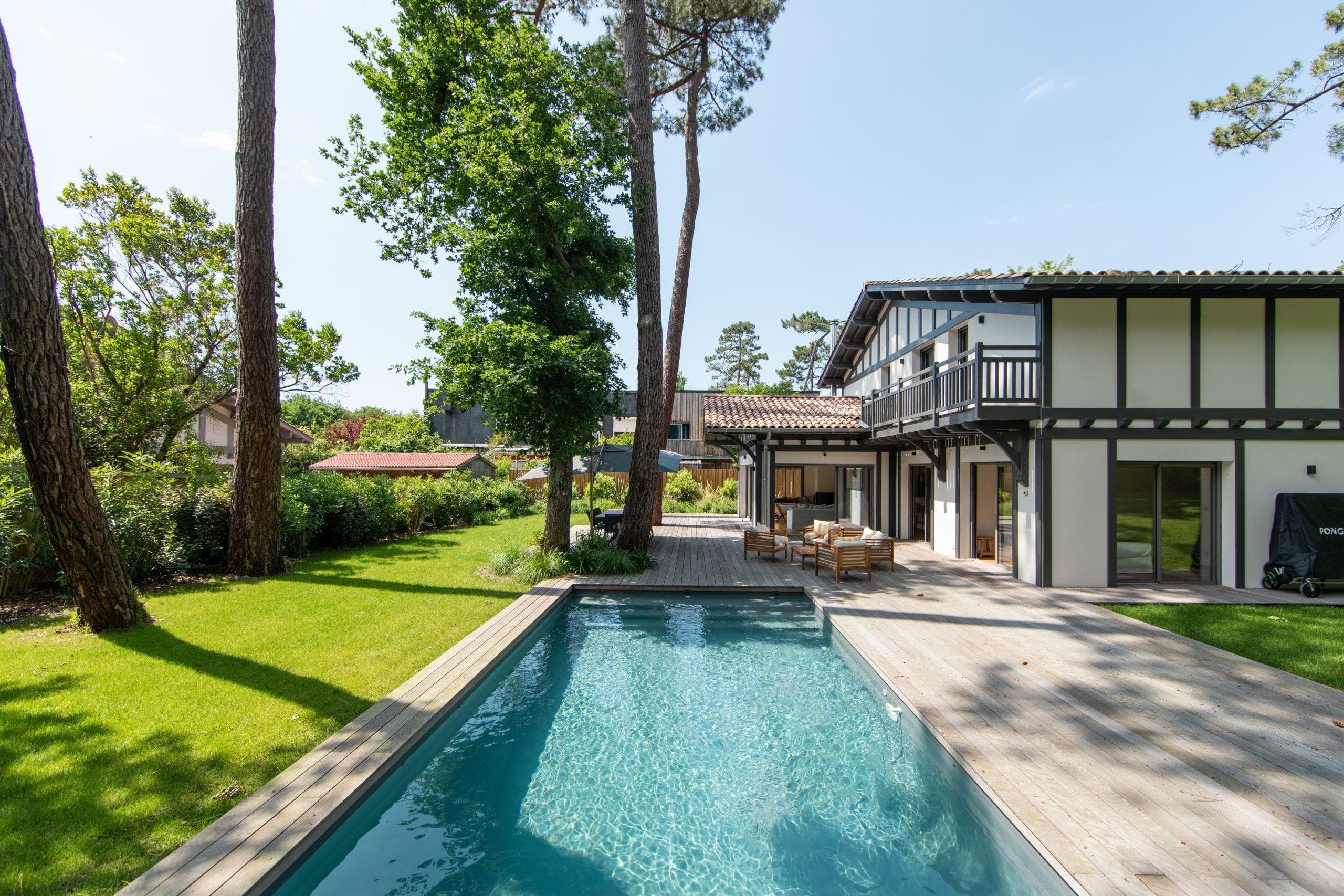 vue extérieur de la villa, grande piscine turquoise