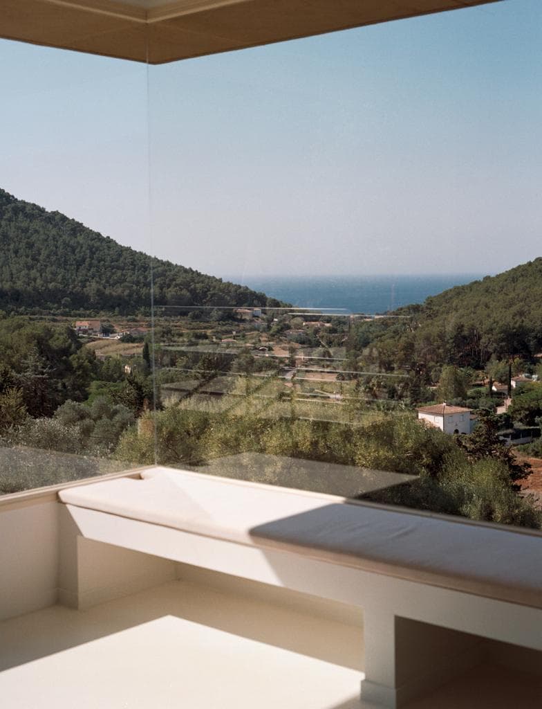 Plonger dans le paysage naturel depuis l'intérieur de la maison