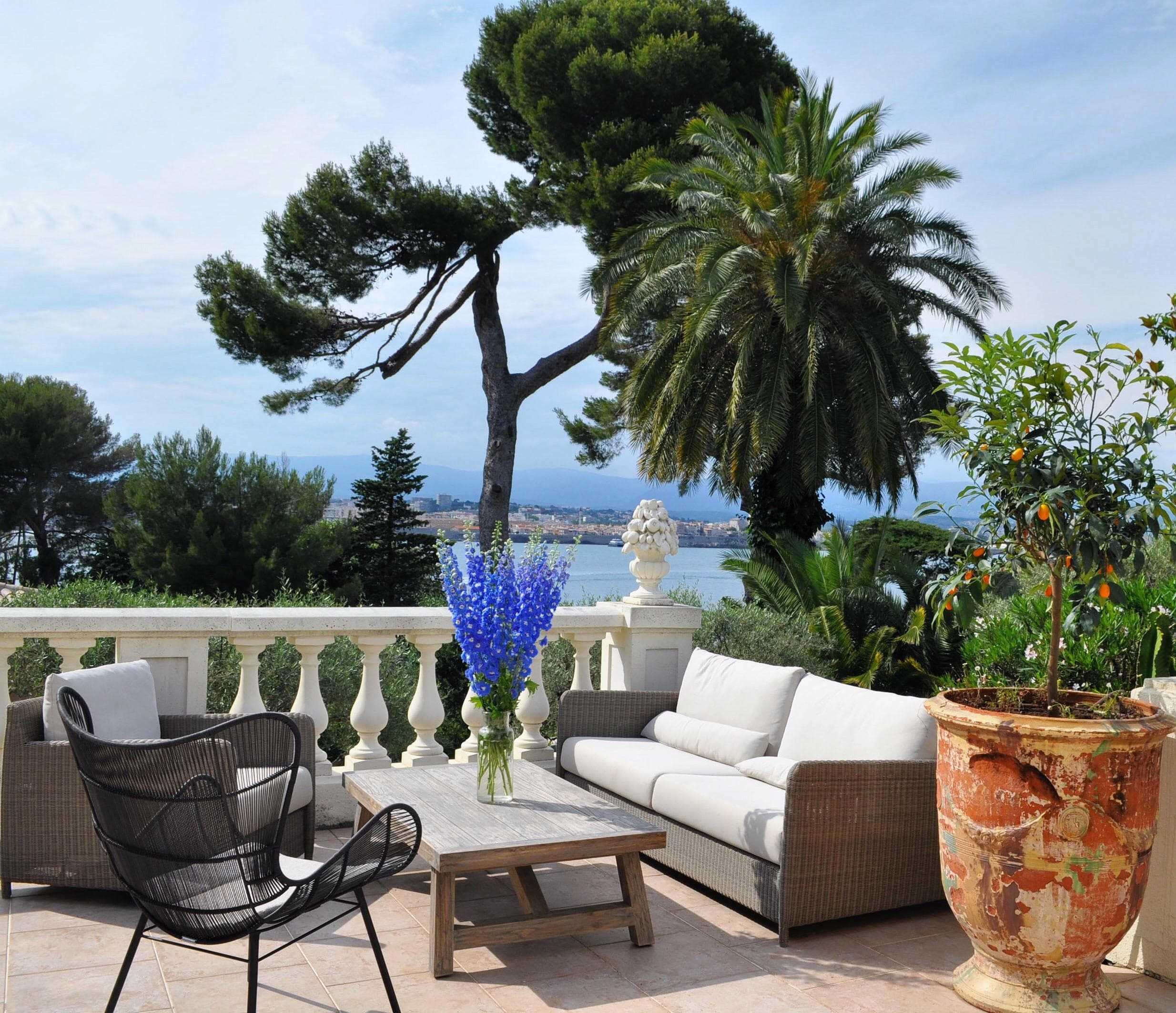 Vue sur la mer et vieille ville d'Antibes depuis la terrasse de la Villa Cosima