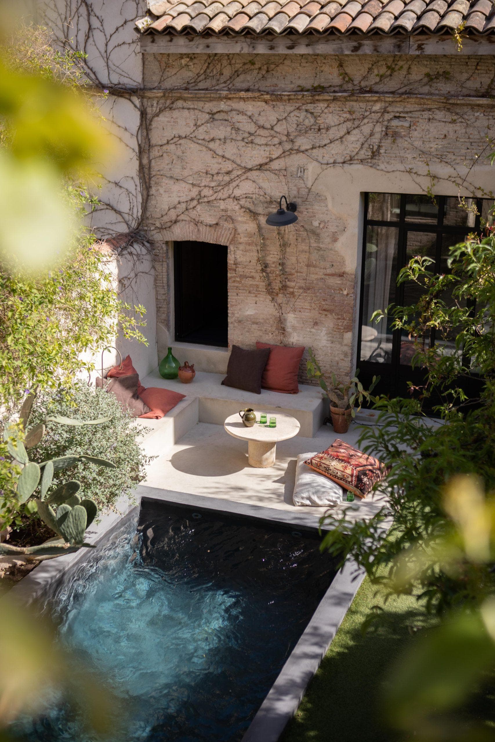 Bassin ou piscine, appelons cela comme on veut : c'est un véritable petit luxe - © Adel Fecih.