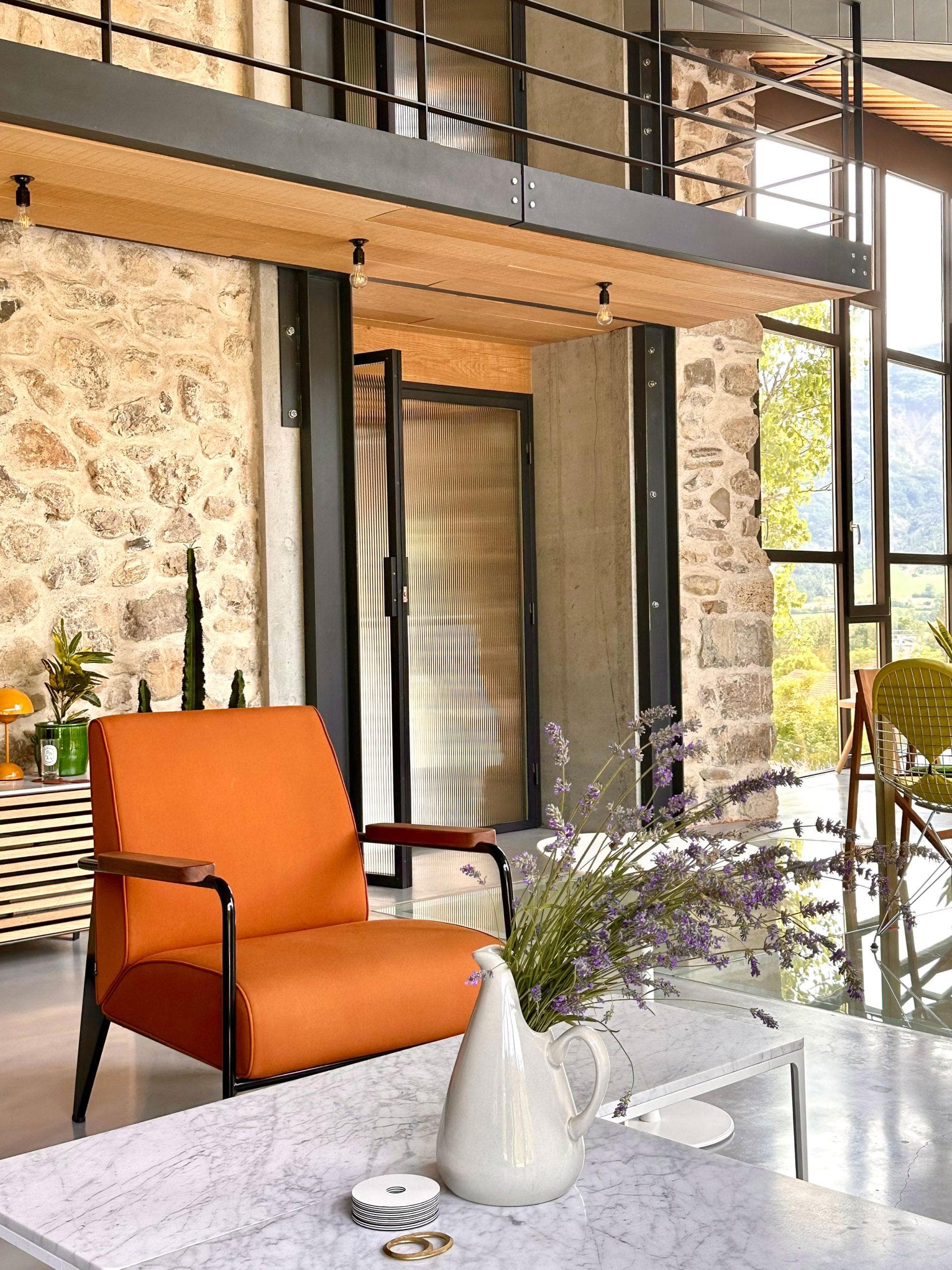 Mobilier design et murs en pierre traditionnels.