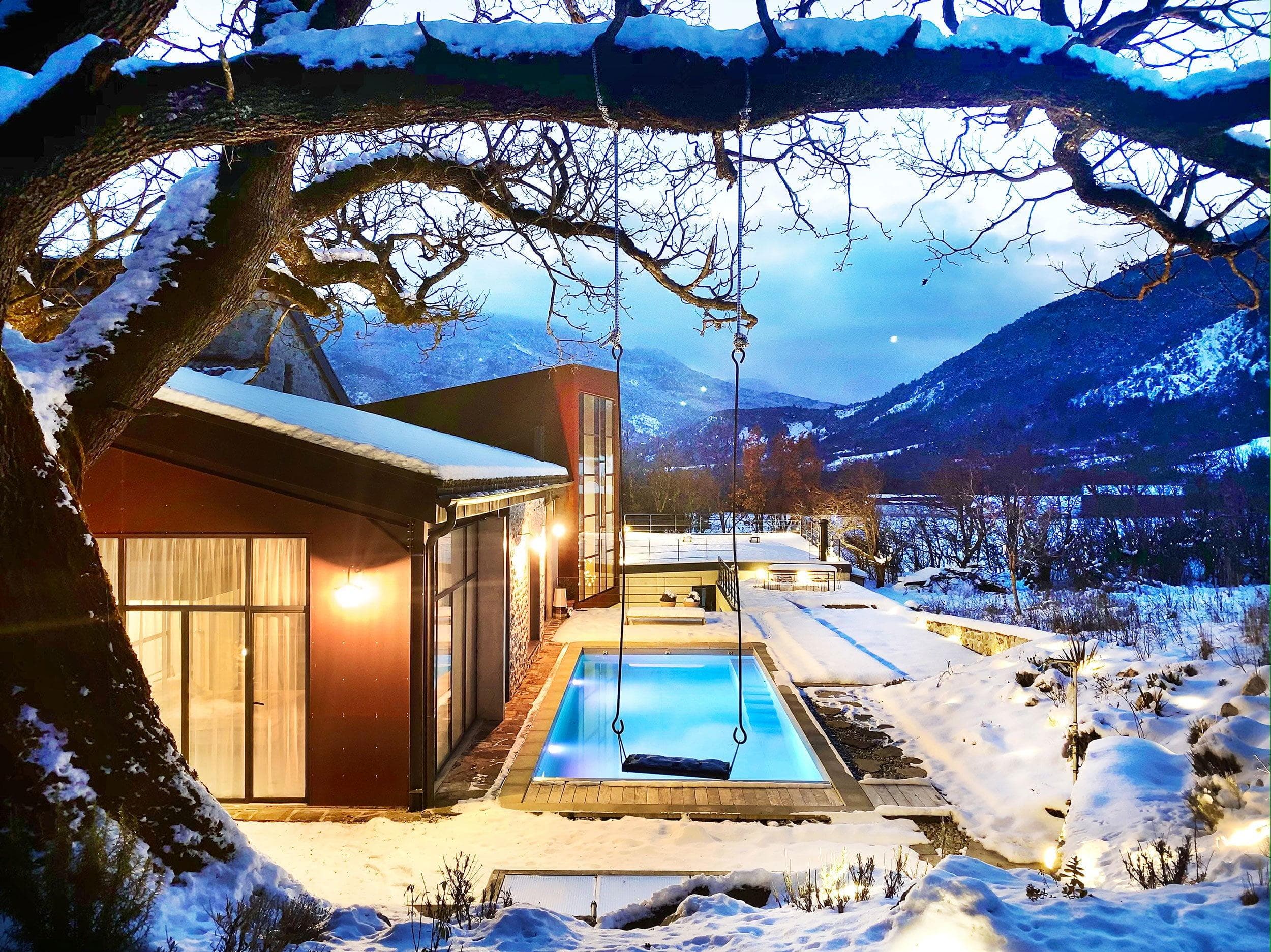 La Maison du Mûrier sous une belle couche de neige.