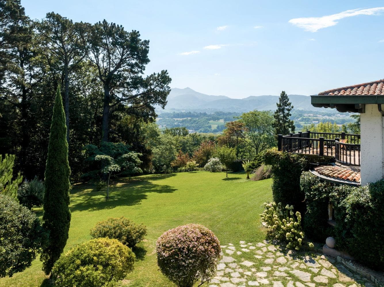 The exteriors of the villa: a canvas of nature