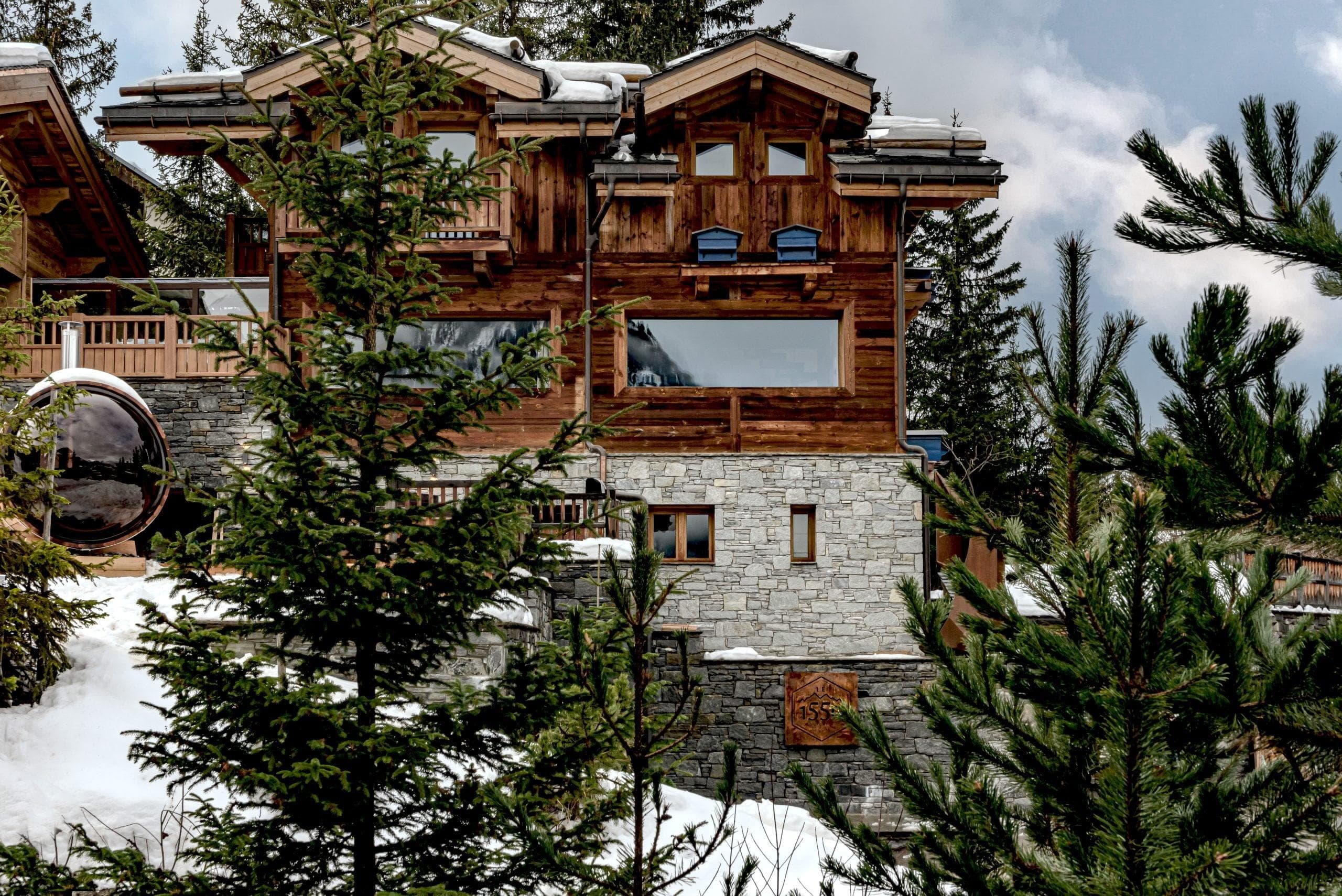 Nestled among the fir trees, the 1550. © Mr Tripper