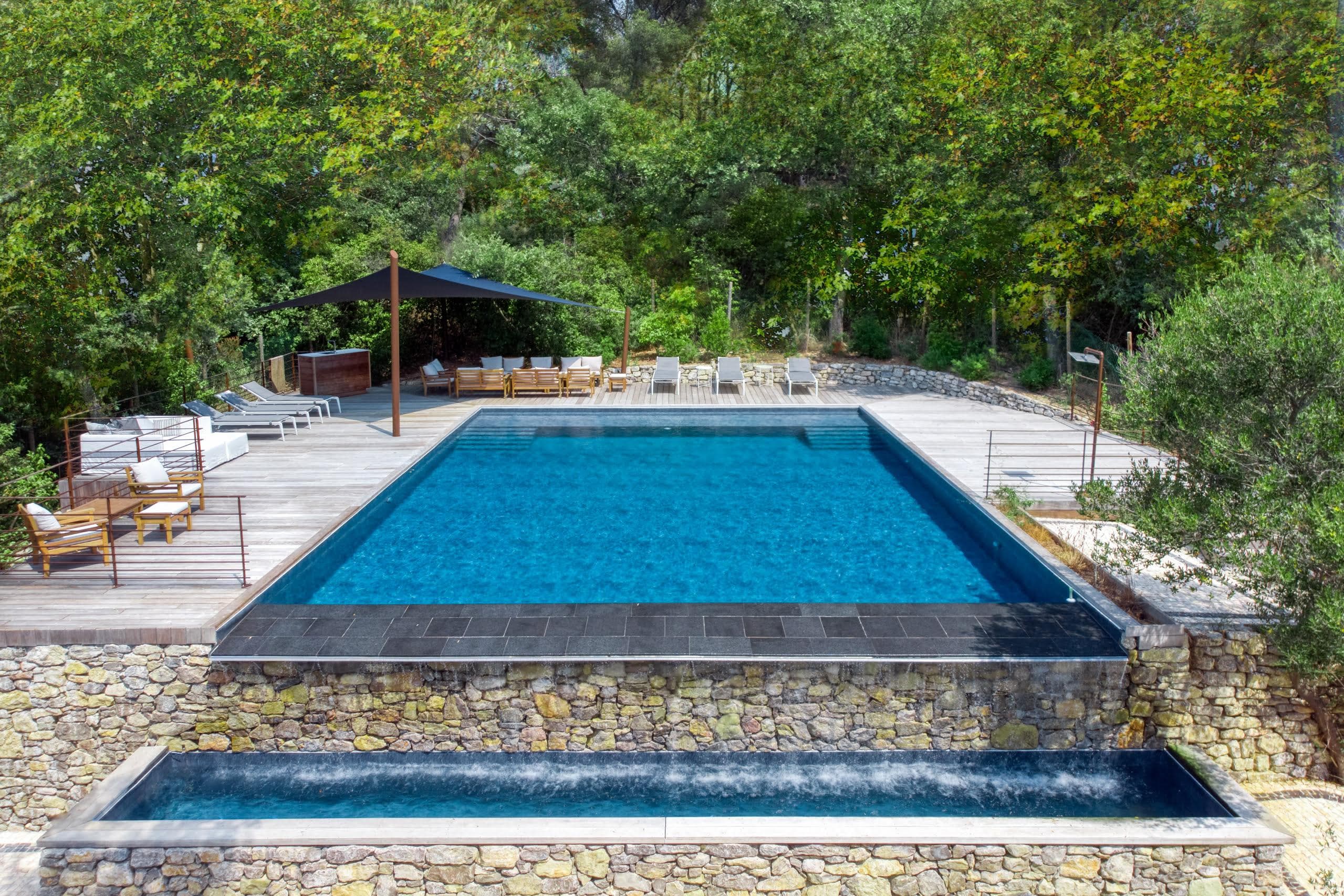 La piscine surplombant le domaine en pleine nature