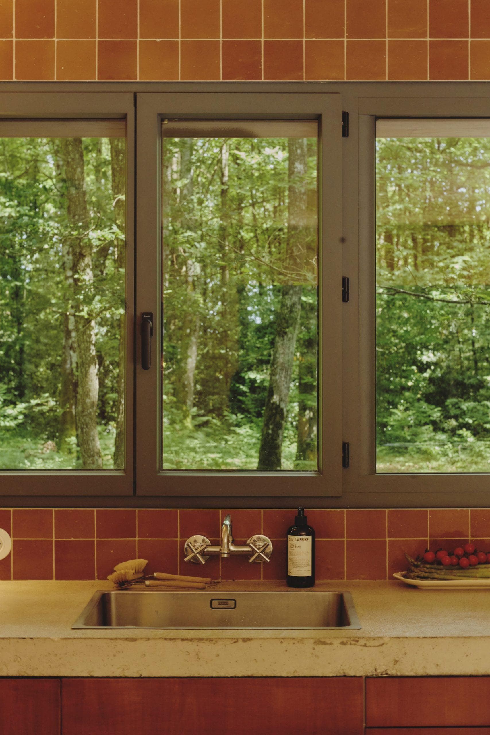Cooking workshop with a view of the garden at Maison Sauvage. © Valentin Le Cron