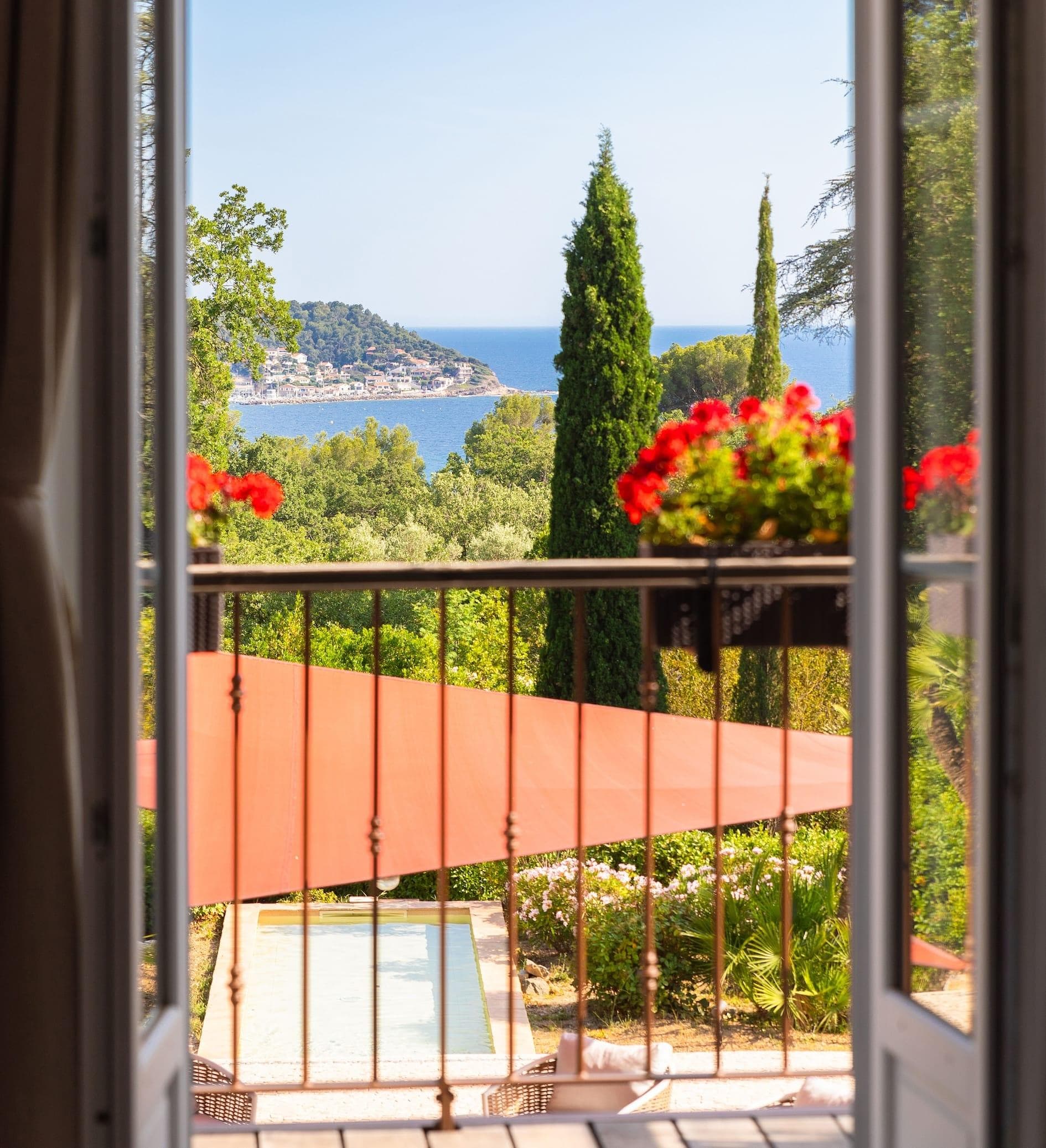 Depuis les chambres du Mas des Bonnettes, on admire la mer.