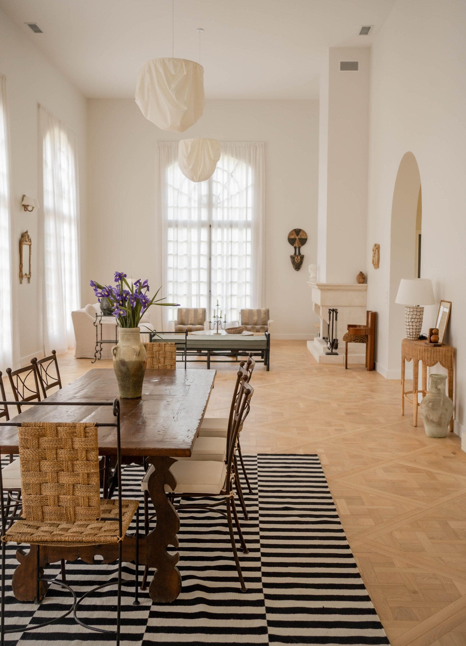 A majestic 100m² living room with a ceiling soaring to 5 meters in height.