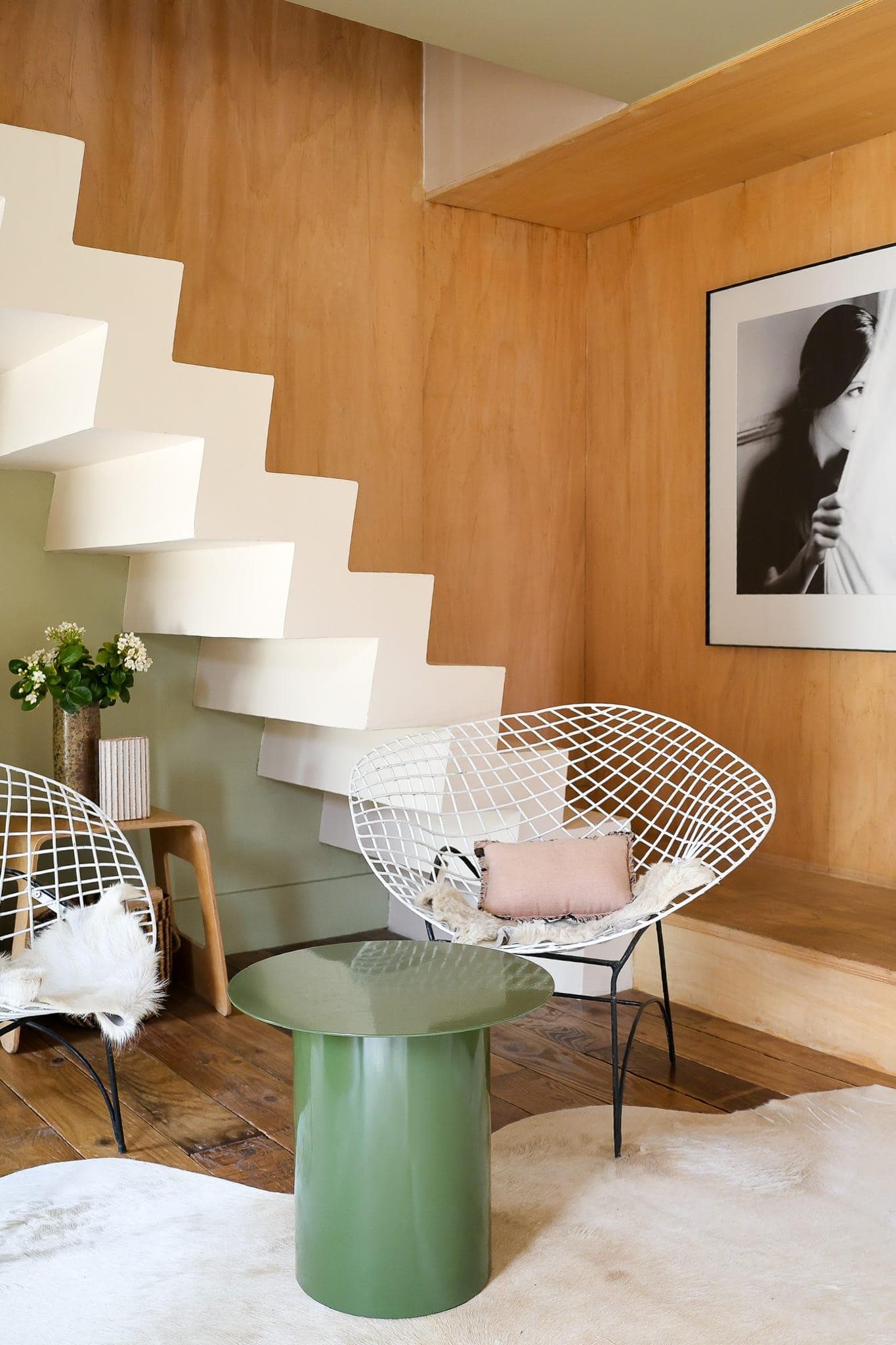 Le salon au décor éclectique où s’expose le mobilier contemporain dessiné par Laurence, propriétaire des lieux.