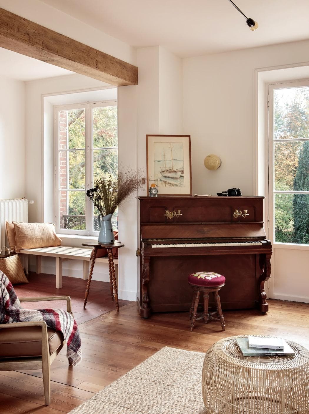 Dans le salon : des tableaux, des objets chinés et un piano - © Hervé Goluza