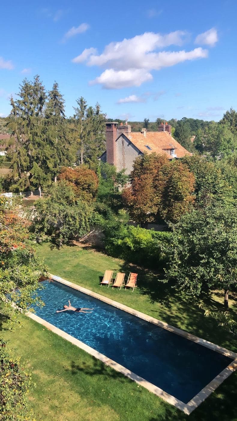 Le jardin florissant de Riverside House et sa piscine d’eau salée.