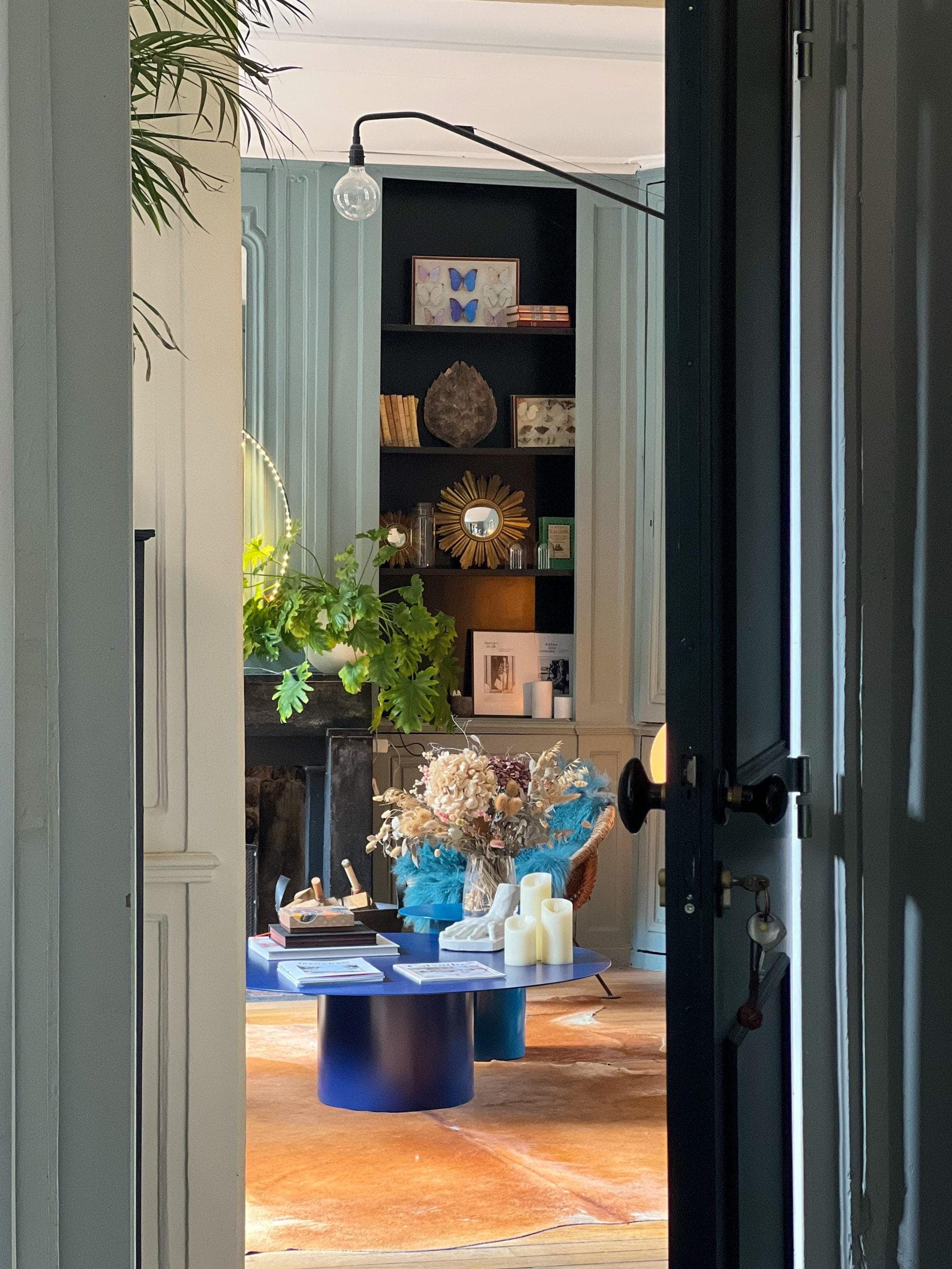 Un salon aux boiseries murales qui fait place à la couleur, tout en raffinement !