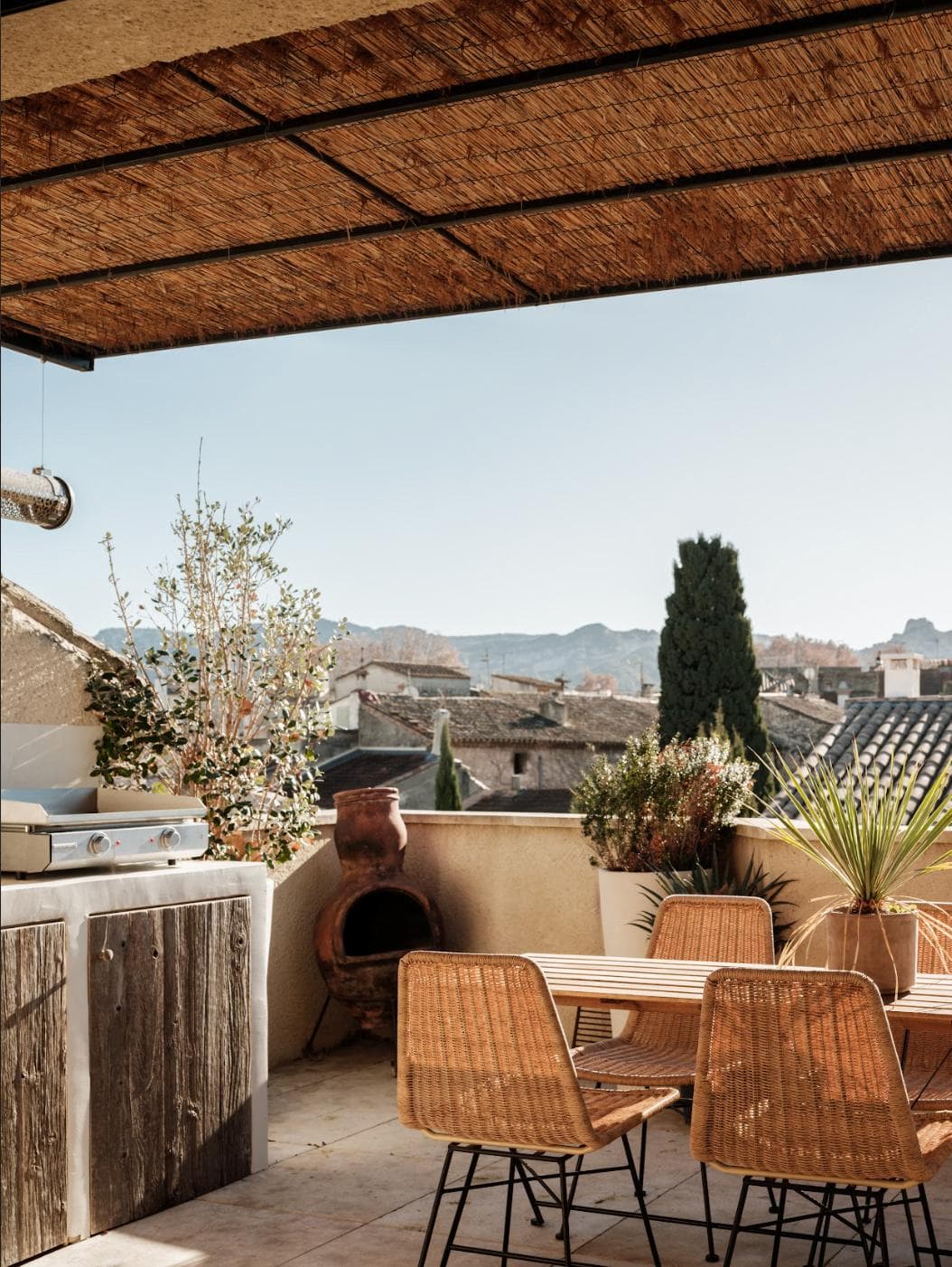 La terrasse ensoleillée de La Maison des Remparts.