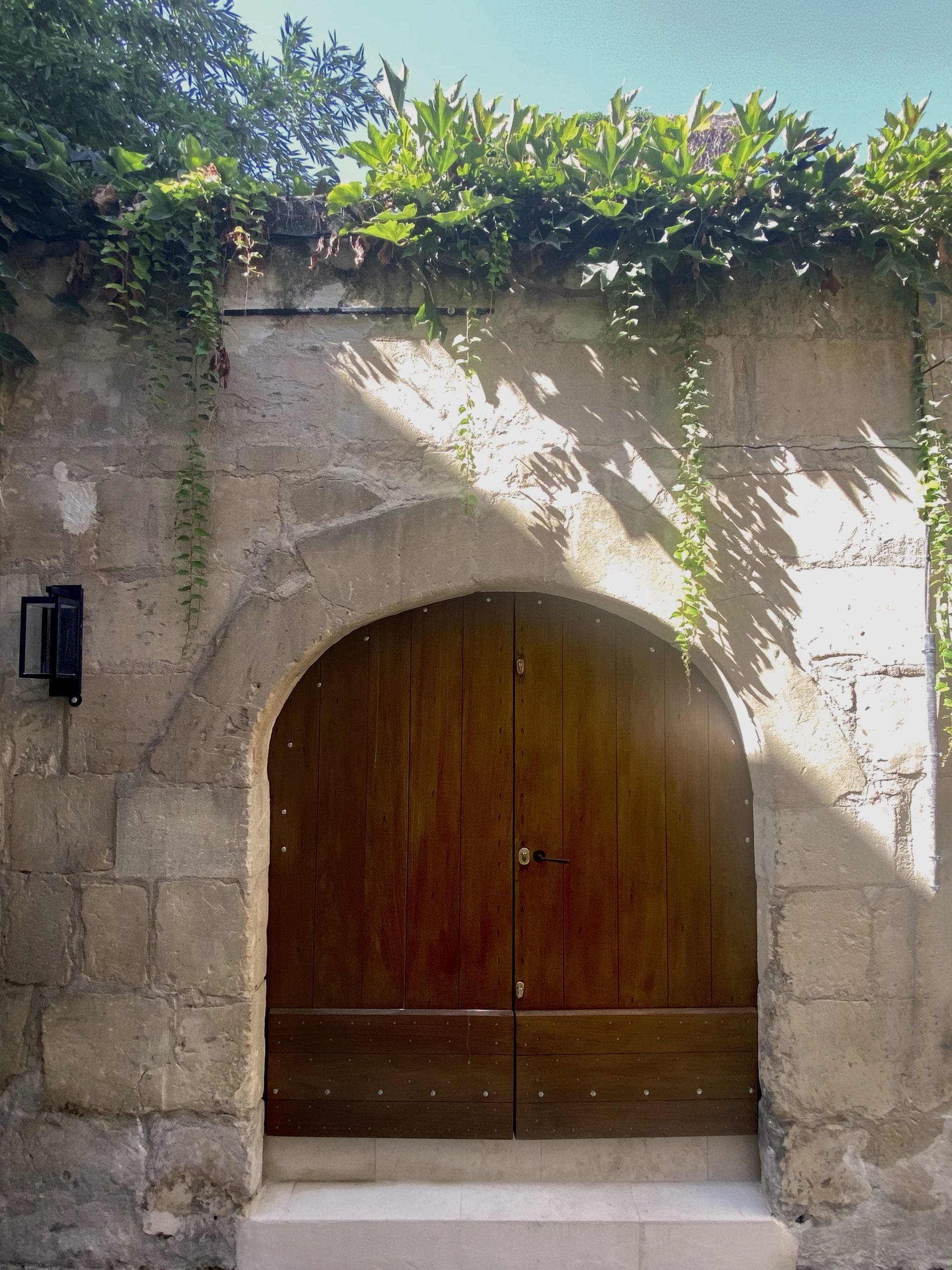 Une voûte romane traditionnelle qui cache ce joyau inattendu.