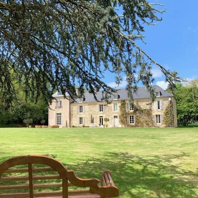 Nichée dans son parc, La Maison Villeneuve.