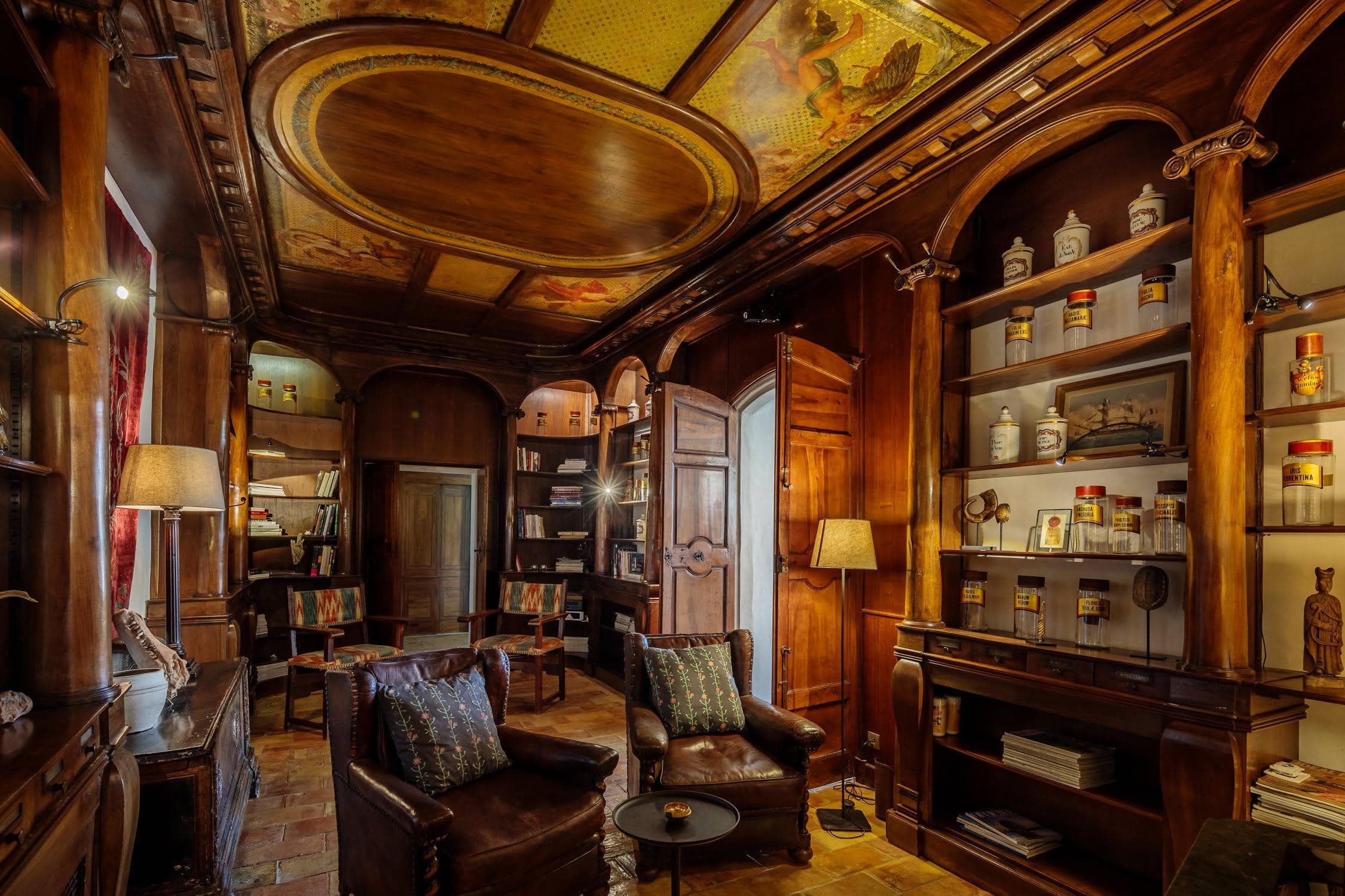 Ambiance speakeasy dans l’un des petits salons du château, tout de bois et de cuir.