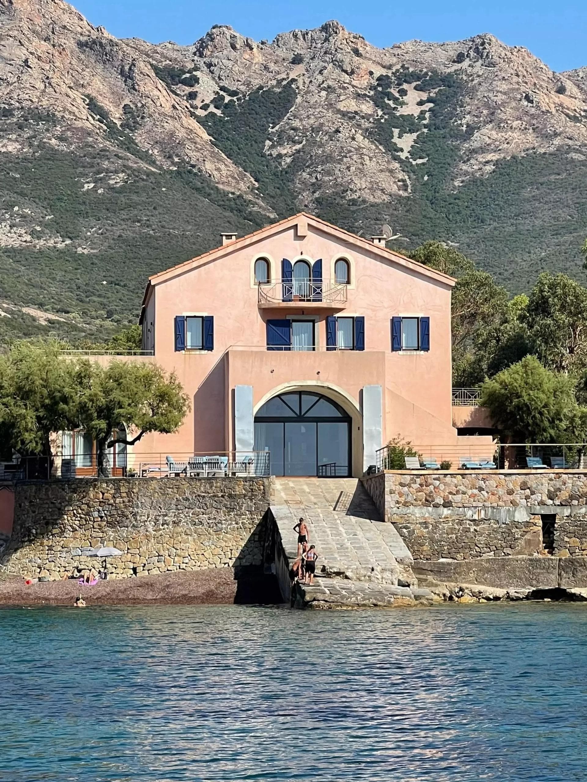 Avec son ponton en dalle de granit, cet ancien abri à bateaux tutoie la Méditerranée.