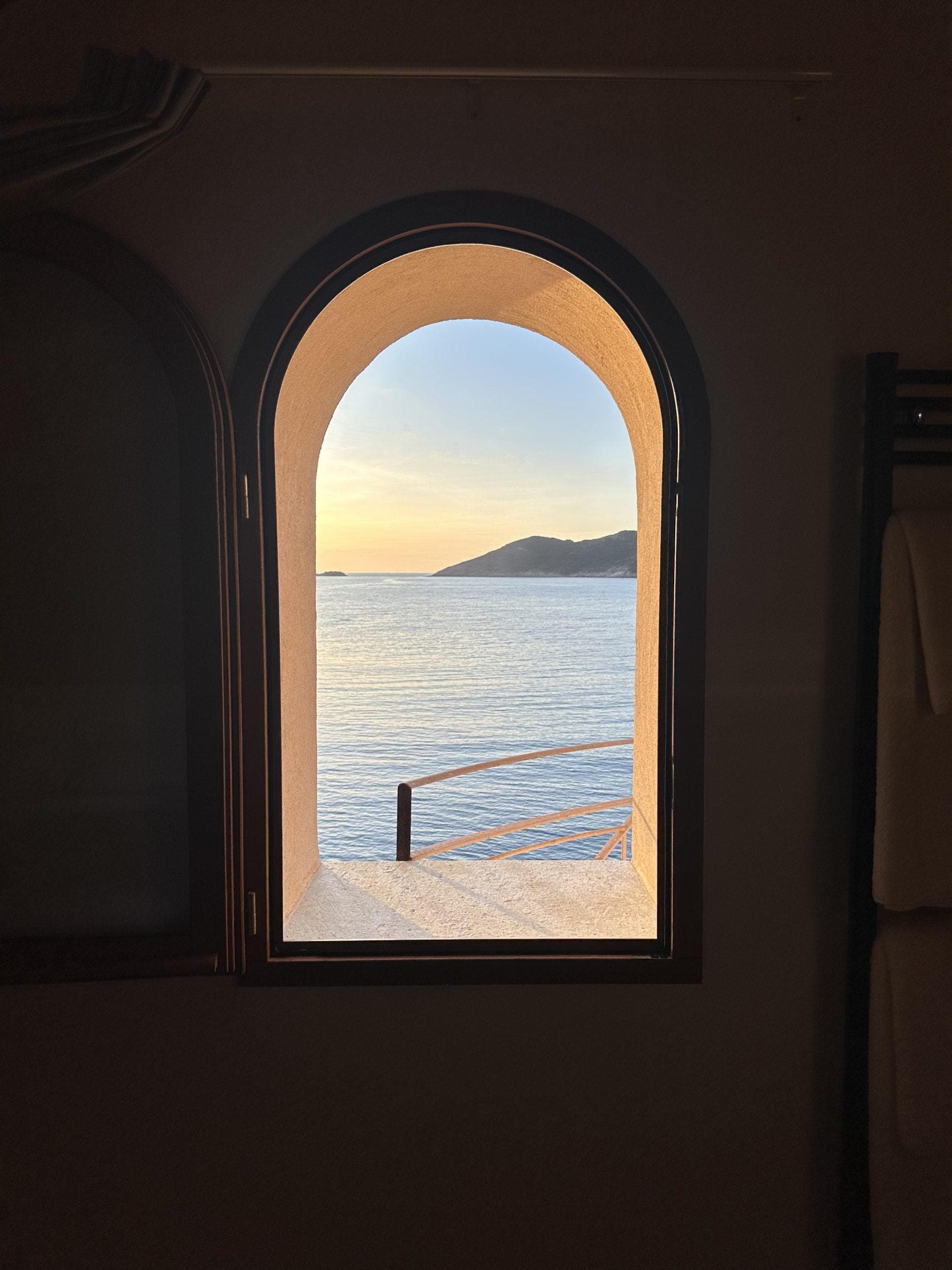 À chaque fenêtre, une nouvelle vue à couper le souffle sur la Méditerranée !