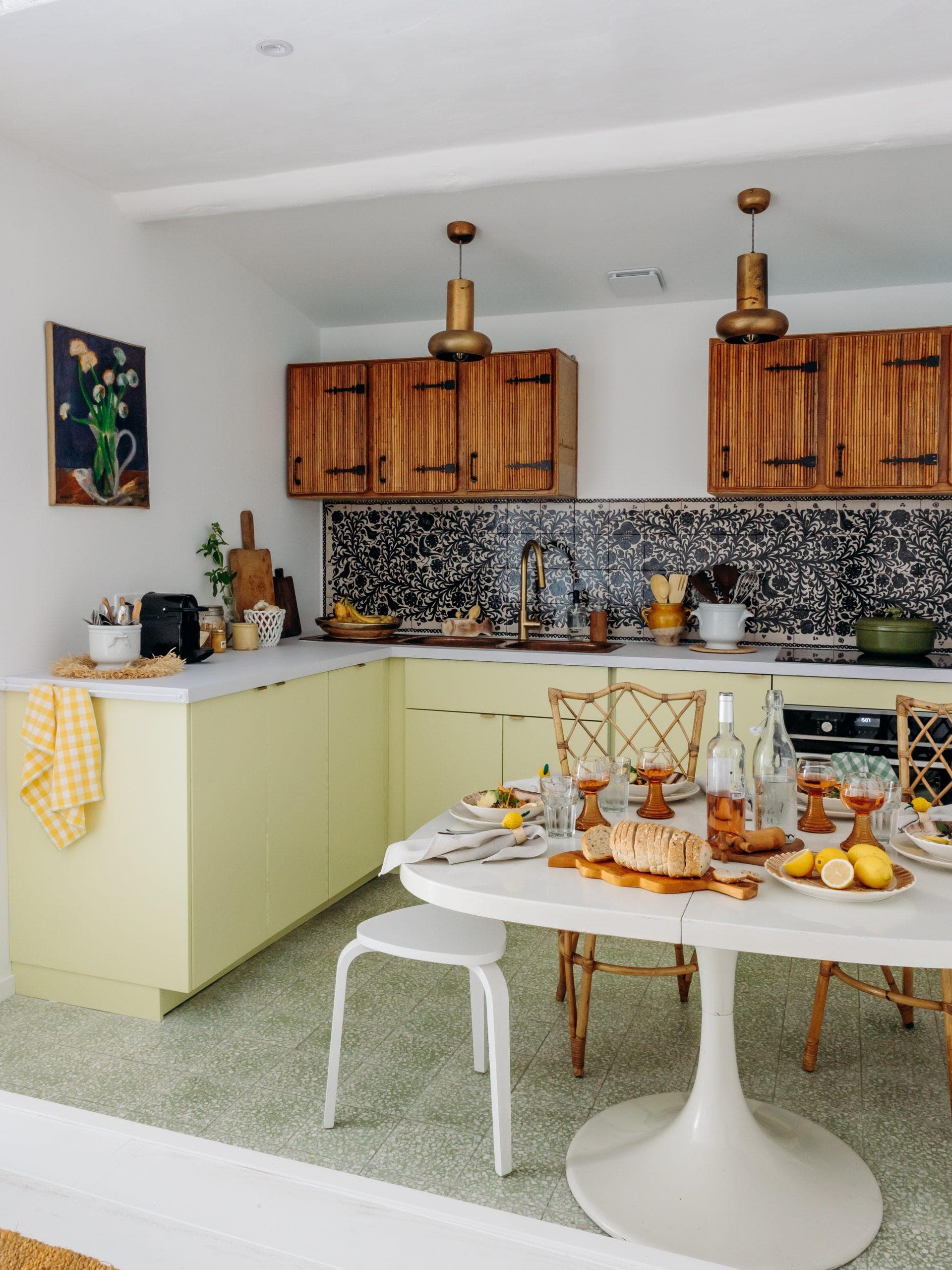 Surprise lors de la rénovation, le parquet contreplaqué de la cuisine cachait des carreaux de ciment façon terrazzo !
