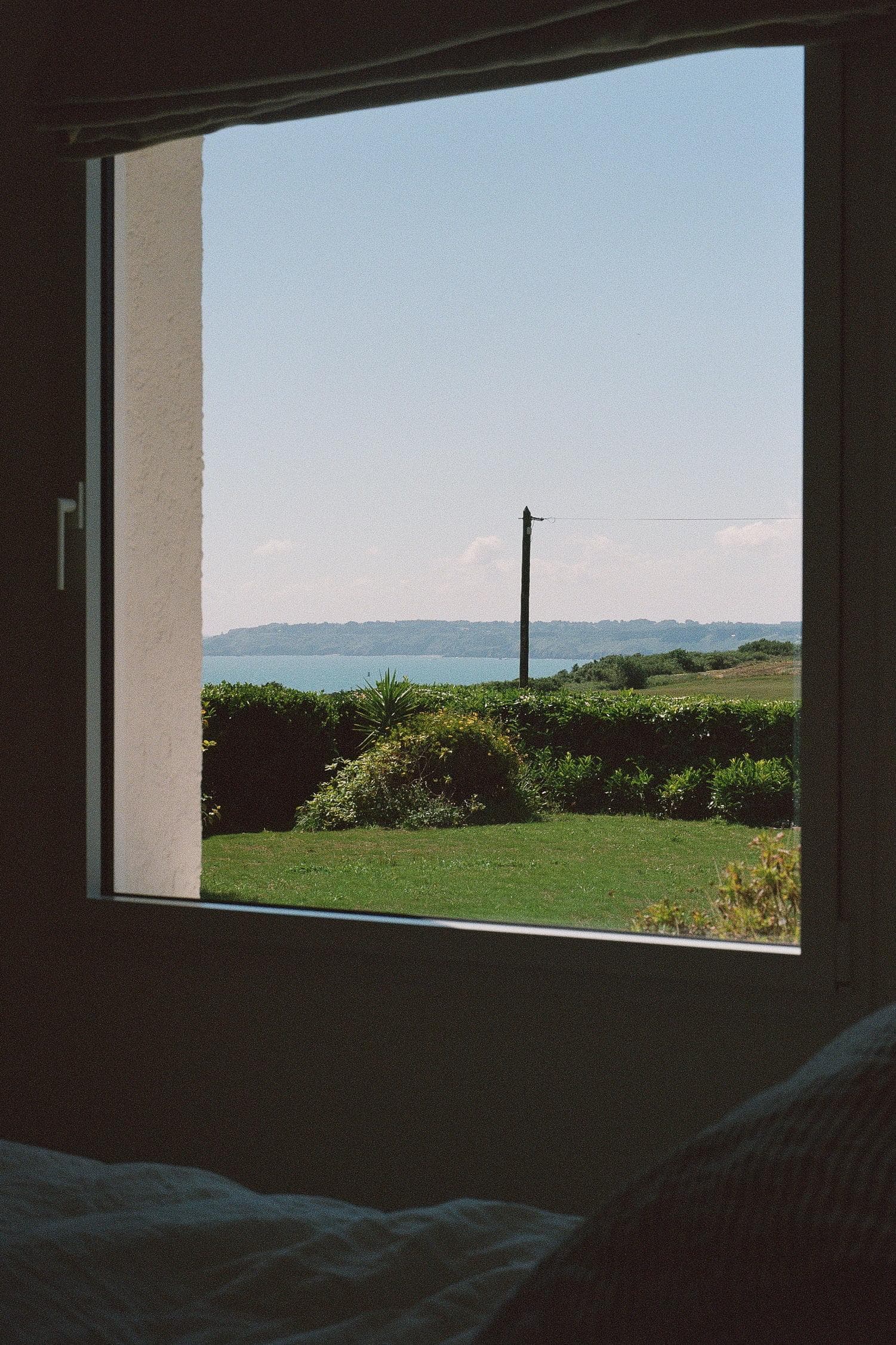 Depuis Maison Minard, on admire la mer.