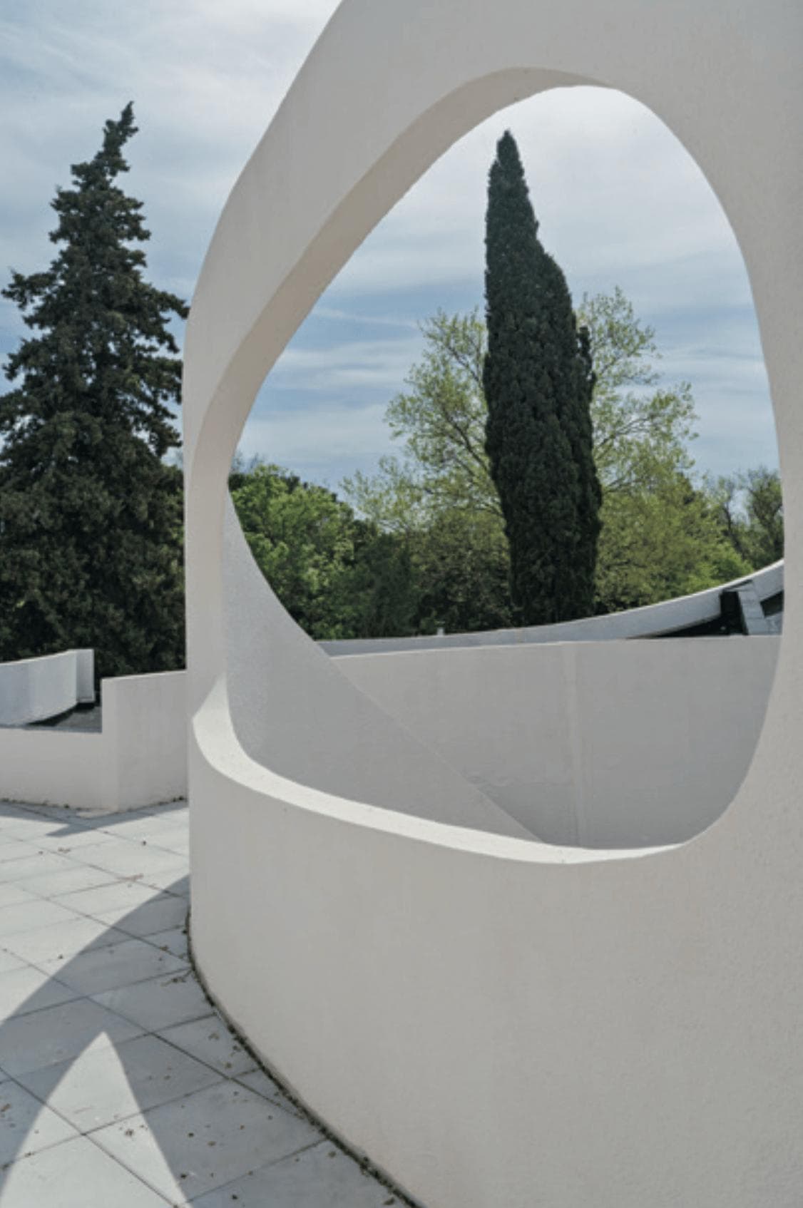 Derrière les arbres qui séparent les deux villas, on aperçoit la Villa Bank.