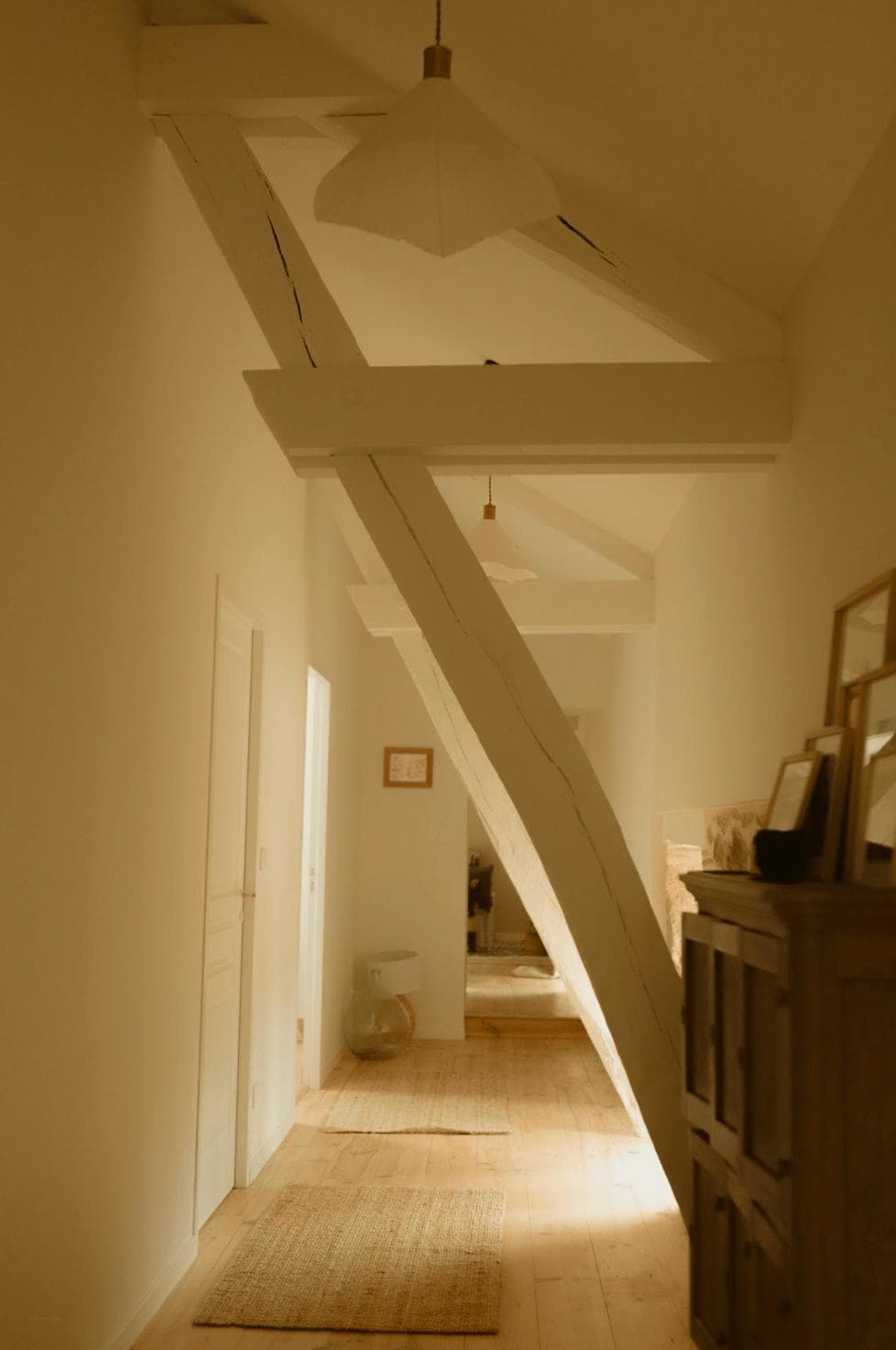 On se faufile sous les poutres pour découvrir tous les espaces de Tomette Singulière.