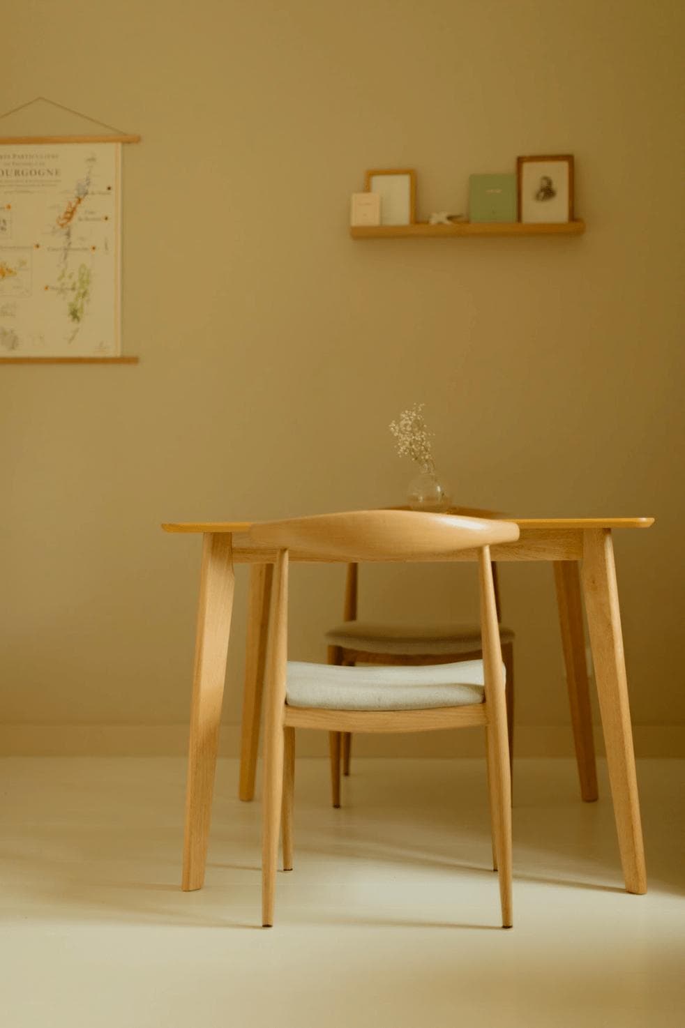 Une touche scandinave apportée par le mobilier en bois clair.