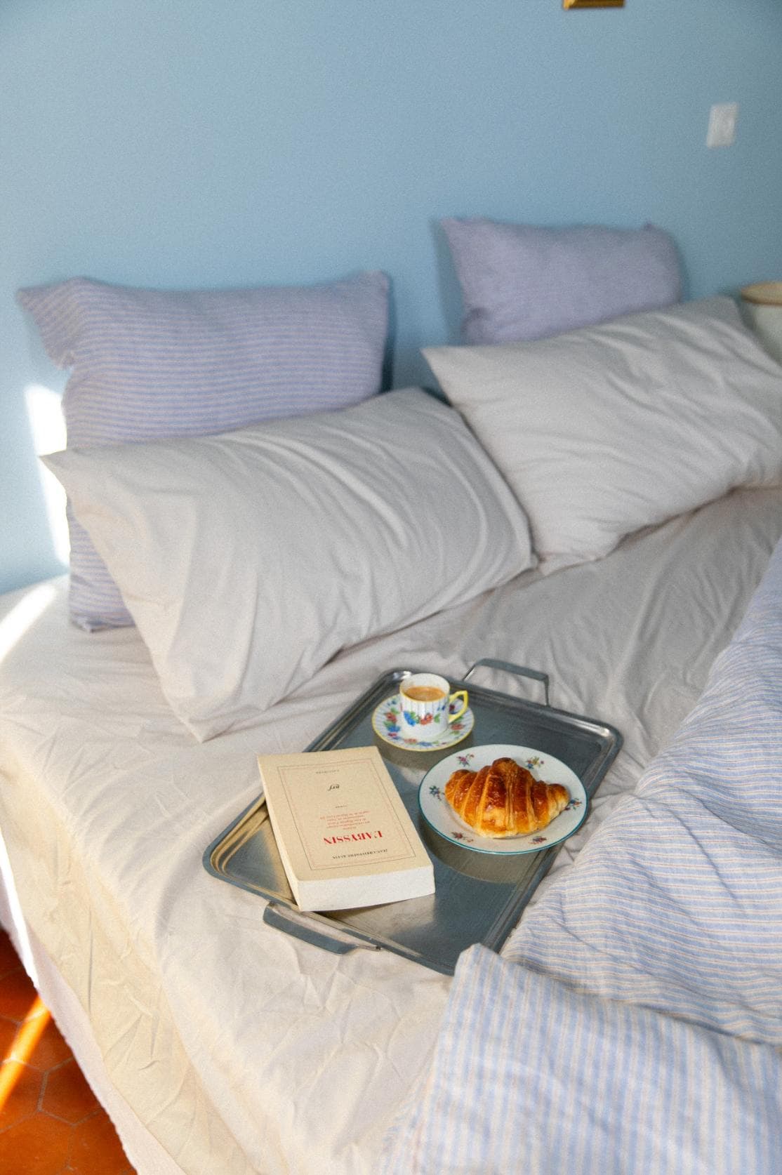 Breakfast in bed at Villa Medjé. © Agathe Hernandez